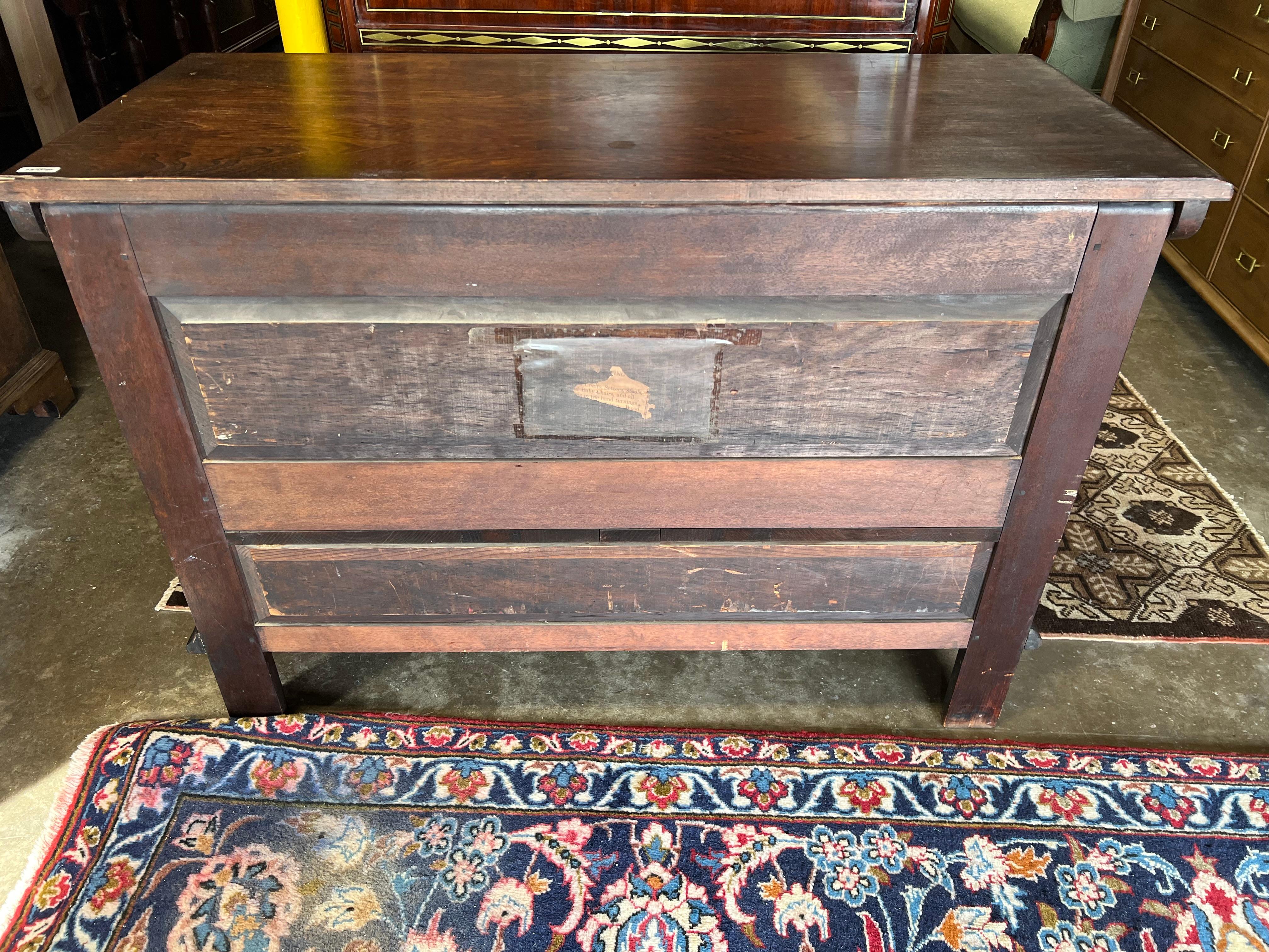 Cofre vintage Wallace Nutting de nogal con tapa elevable estilo peregrino, nº de catálogo 909 c. 1 en venta 3