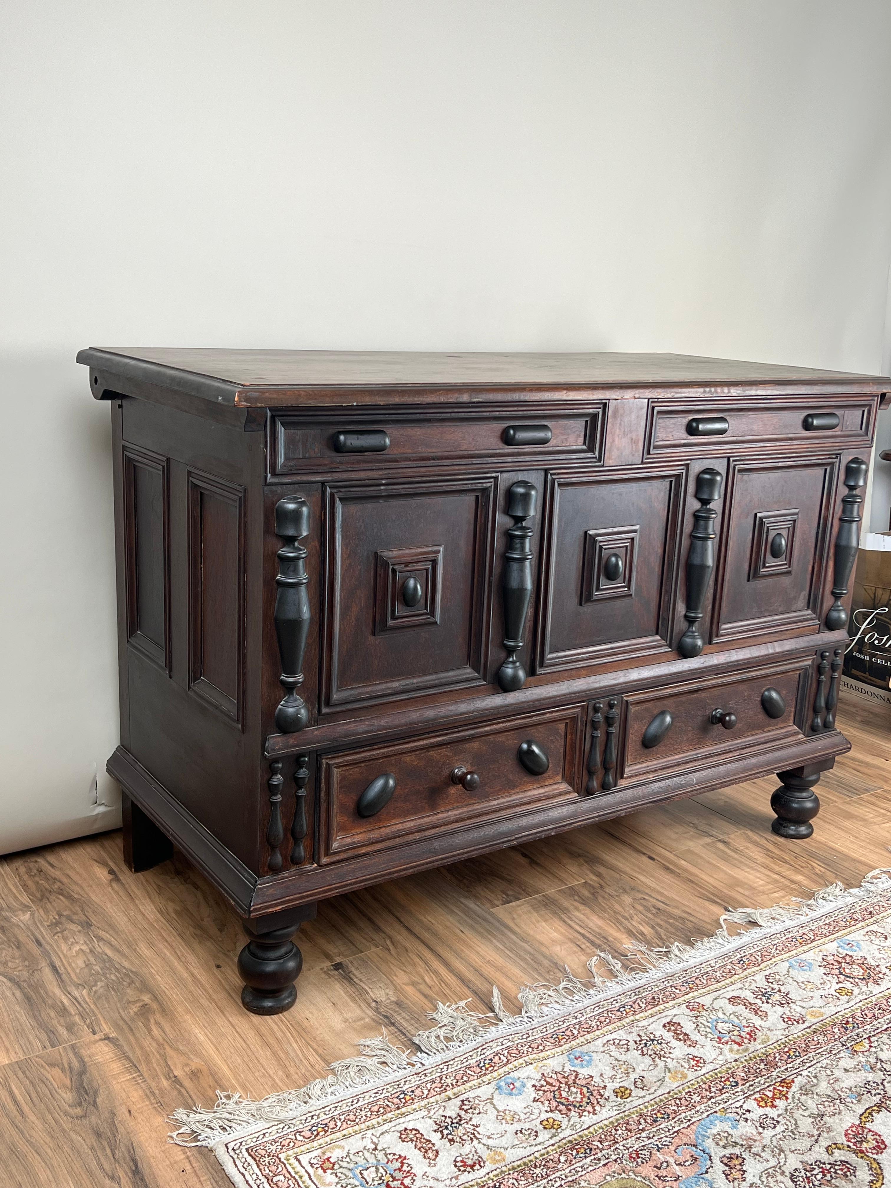 Cofre vintage Wallace Nutting de nogal con tapa elevable estilo peregrino, nº de catálogo 909 c. 1 colonial estadounidense en venta