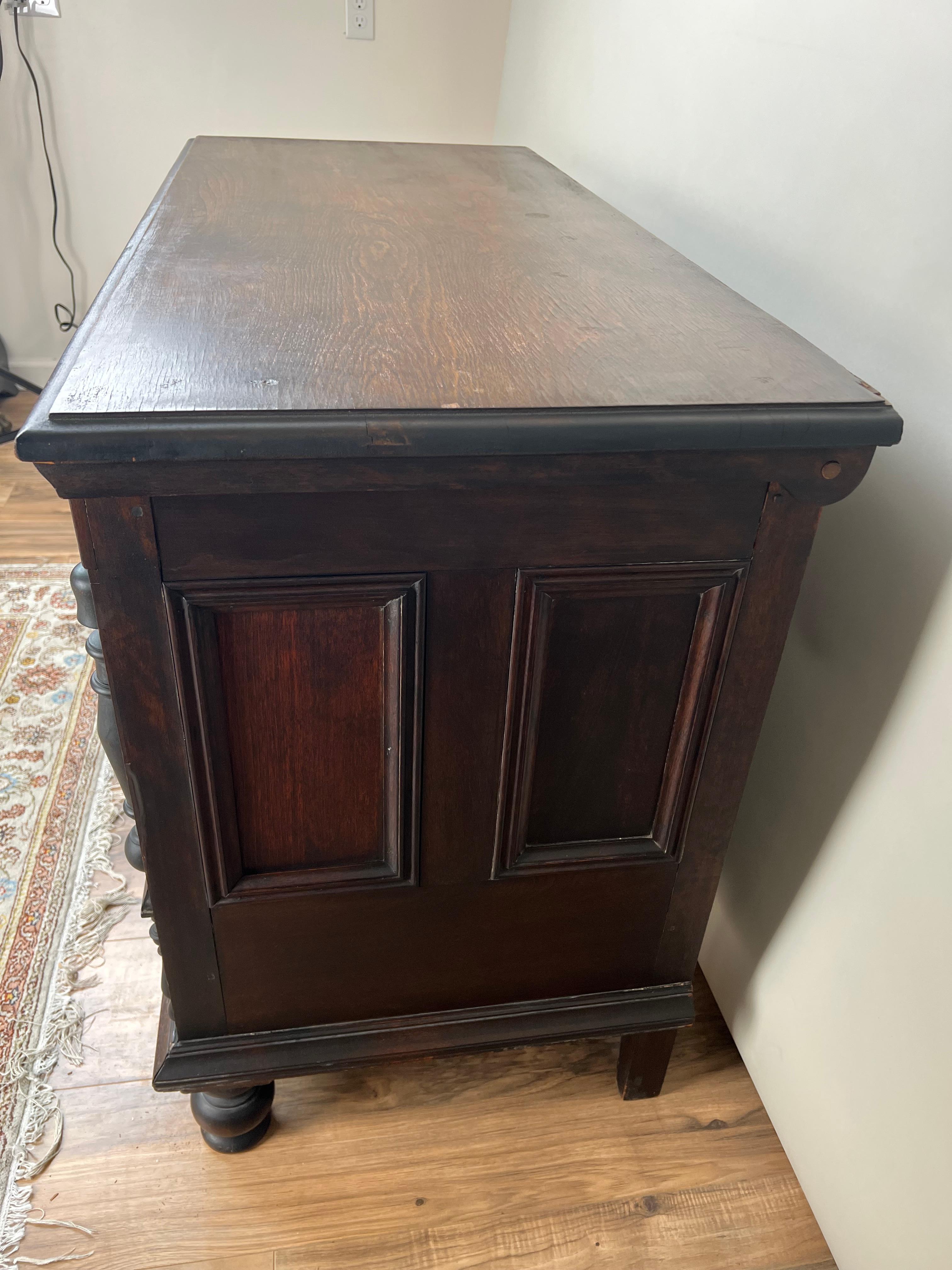 Cofre vintage Wallace Nutting de nogal con tapa elevable estilo peregrino, nº de catálogo 909 c. 1 Estadounidense en venta