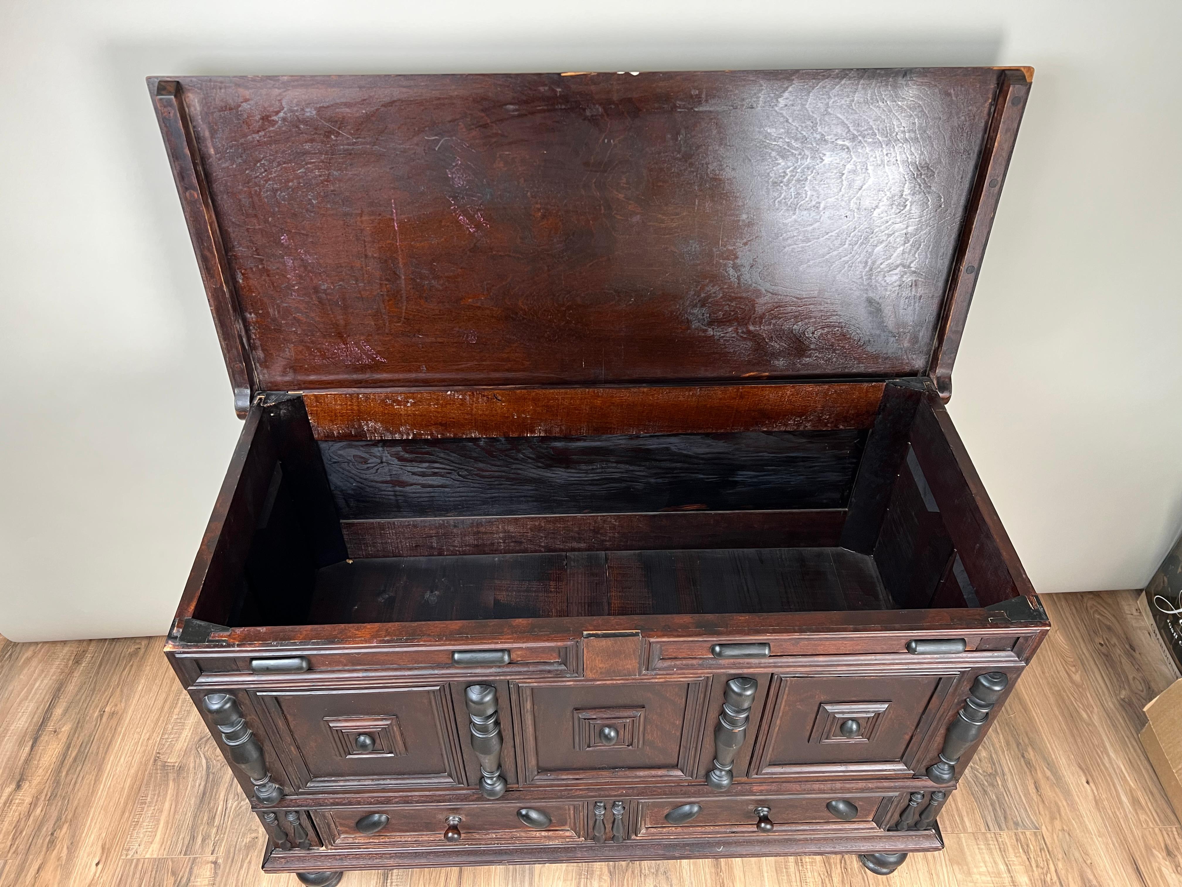 Cofre vintage Wallace Nutting de nogal con tapa elevable estilo peregrino, nº de catálogo 909 c. 1 Nogal en venta