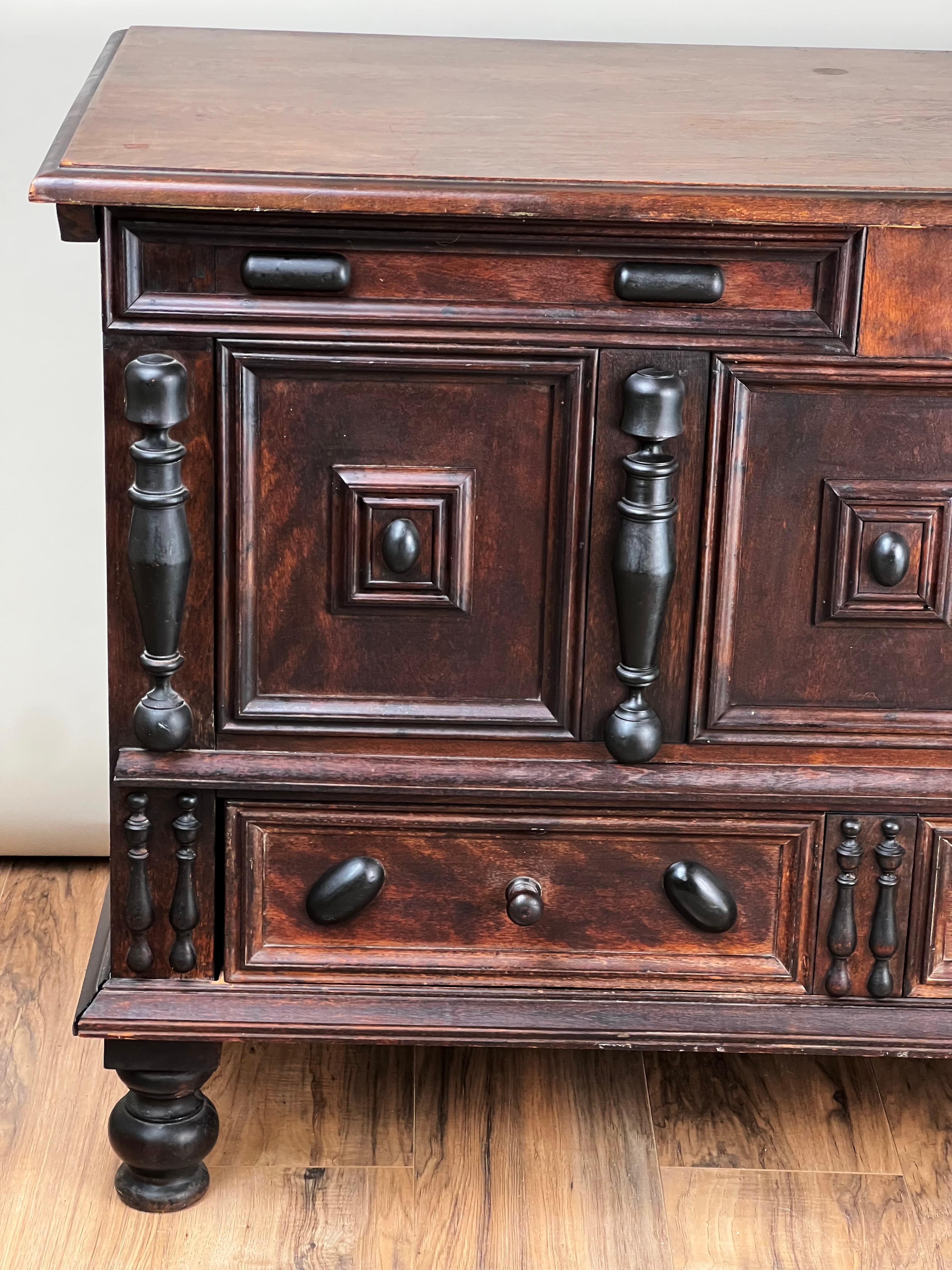 Cofre vintage Wallace Nutting de nogal con tapa elevable estilo peregrino, nº de catálogo 909 c. 1 en venta 2