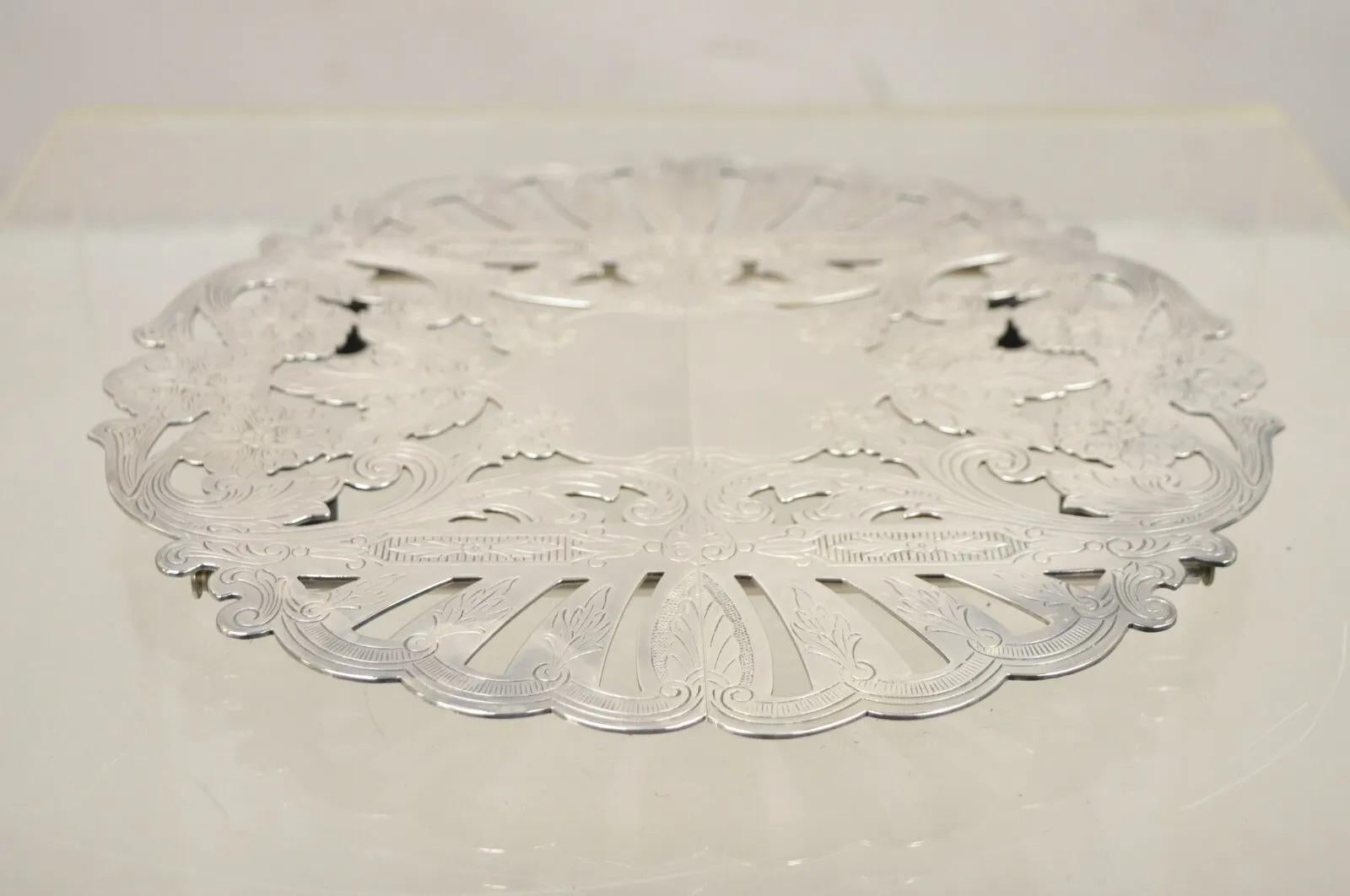 Vintage Wallace Silverplate 7333 Silver Plated Ornate Expanding Hot Plate Trivet. Circa Mid to Late 20th Century
Measurements: 0.5