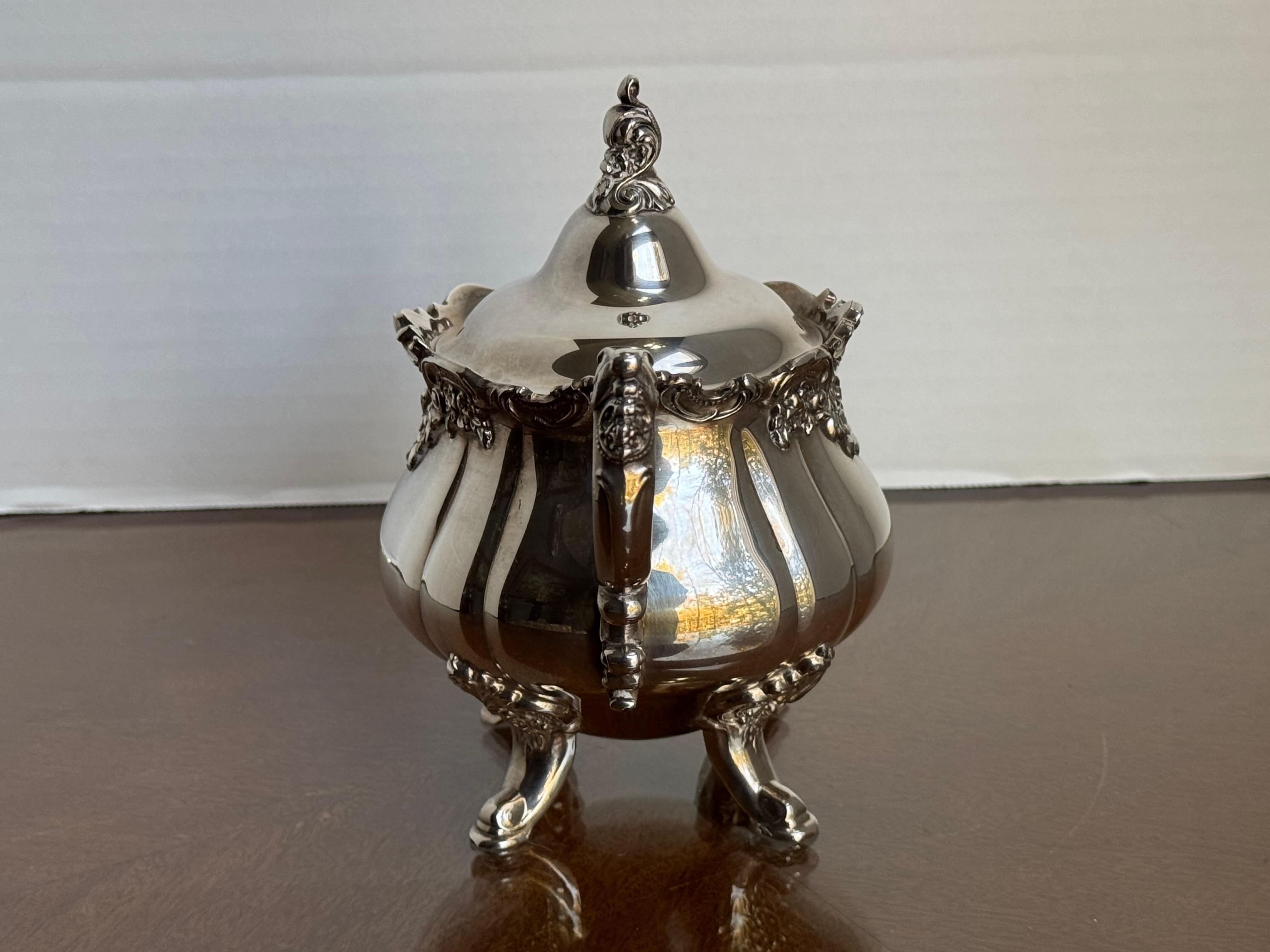 Sucrier et crémier vintage Wallace argenté en vente 4