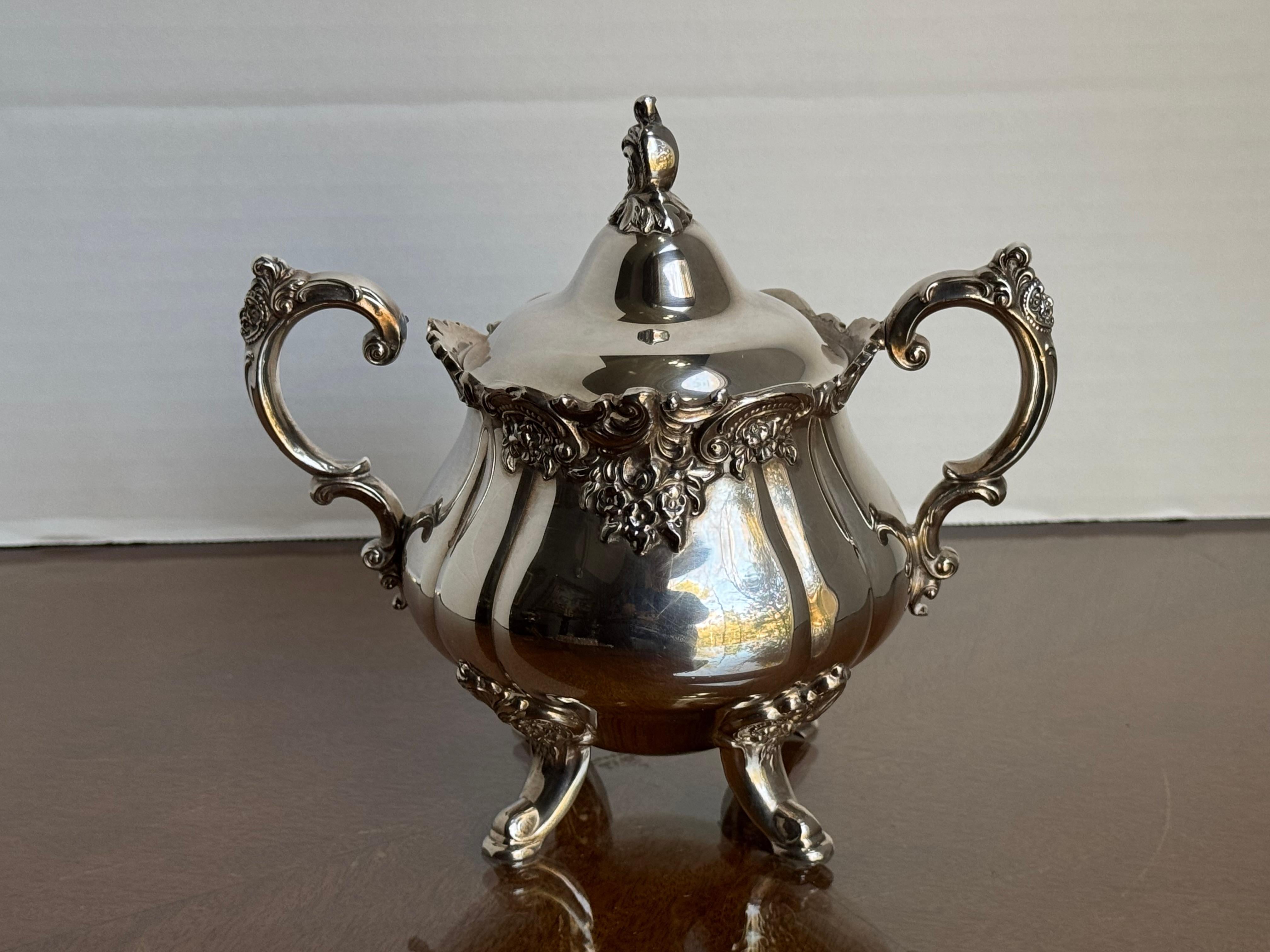 Sucrier et crémier vintage Wallace argenté en vente 5