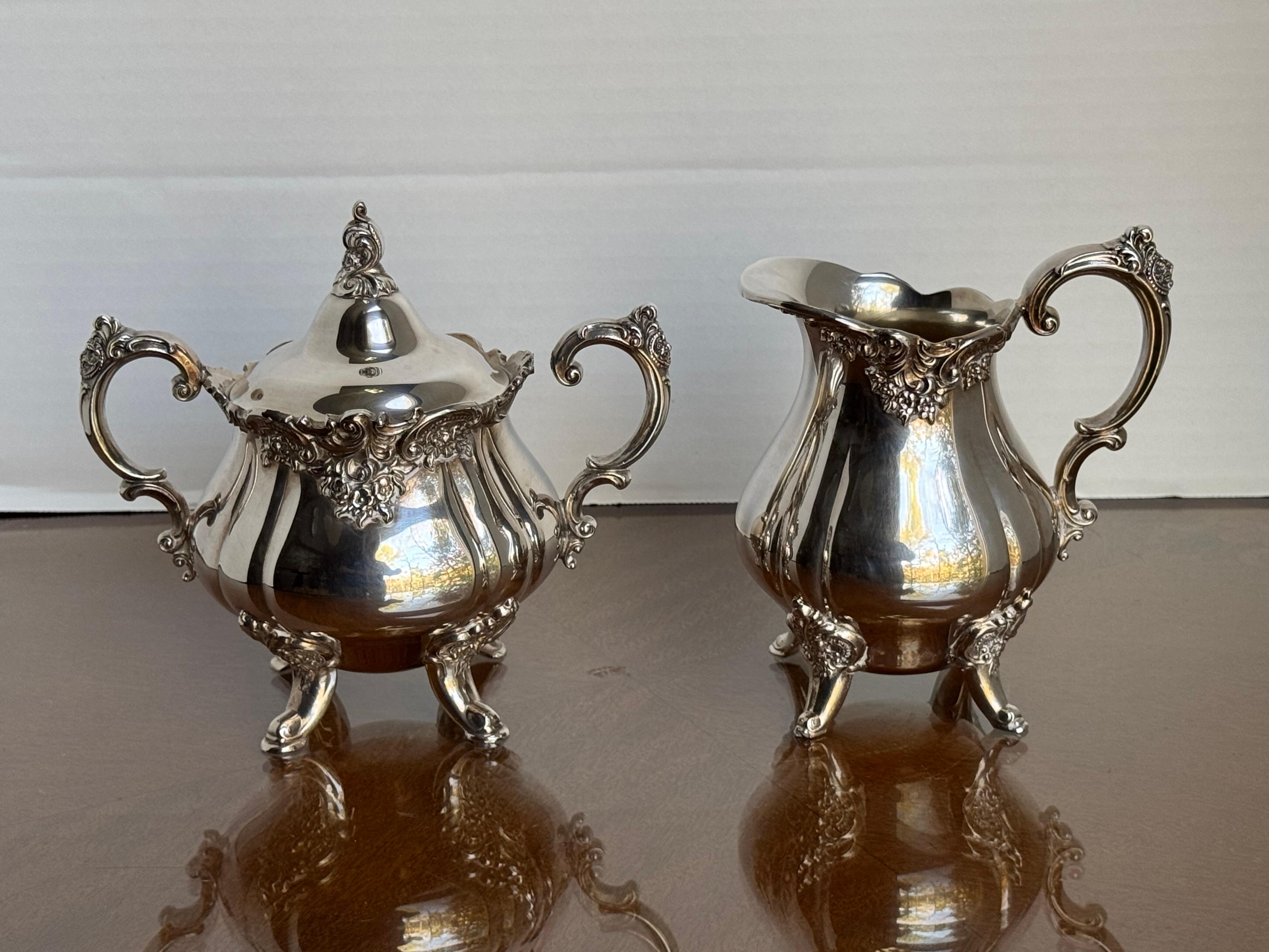 Américain Sucrier et crémier vintage Wallace argenté en vente