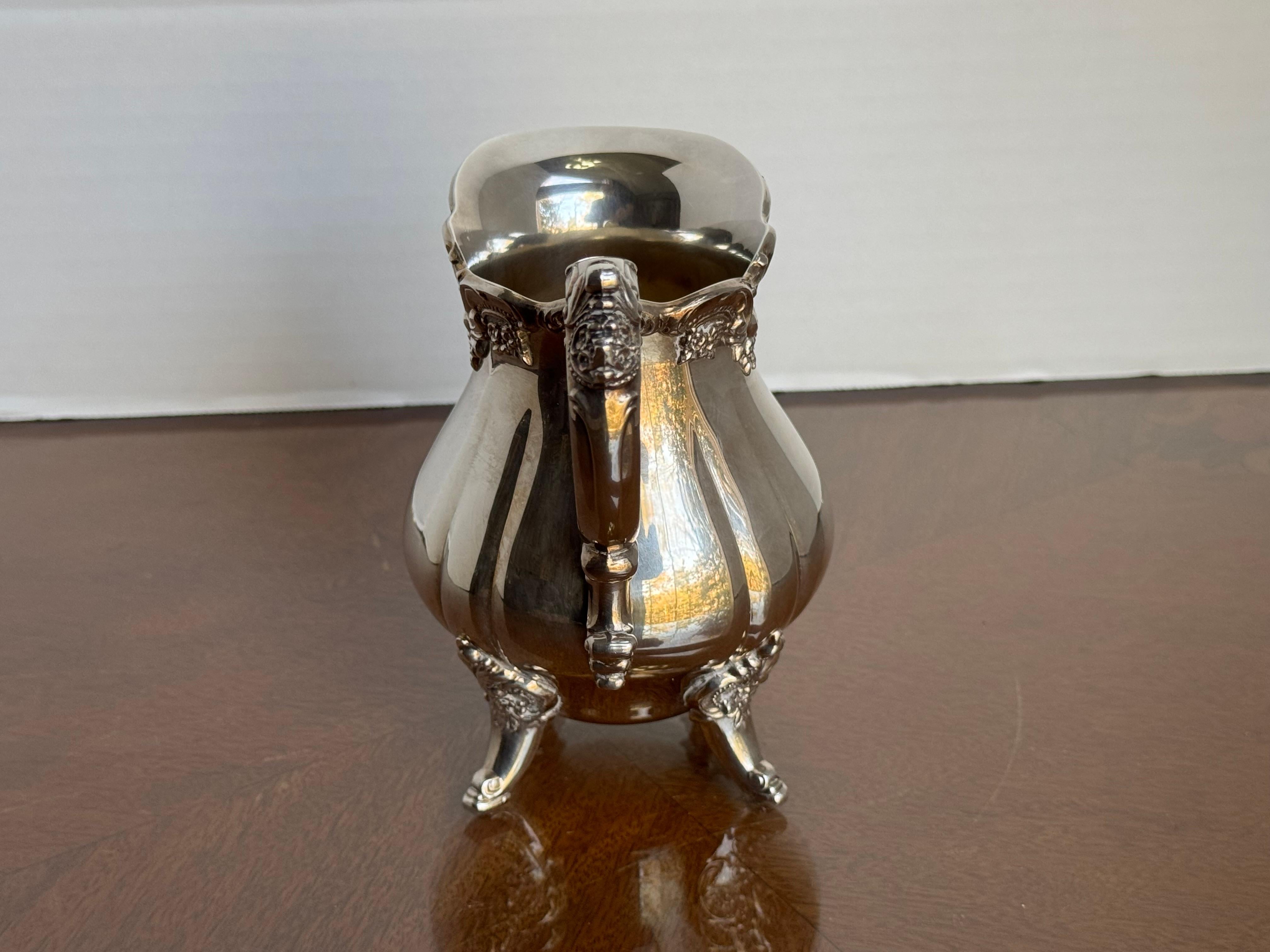 20ième siècle Sucrier et crémier vintage Wallace argenté en vente
