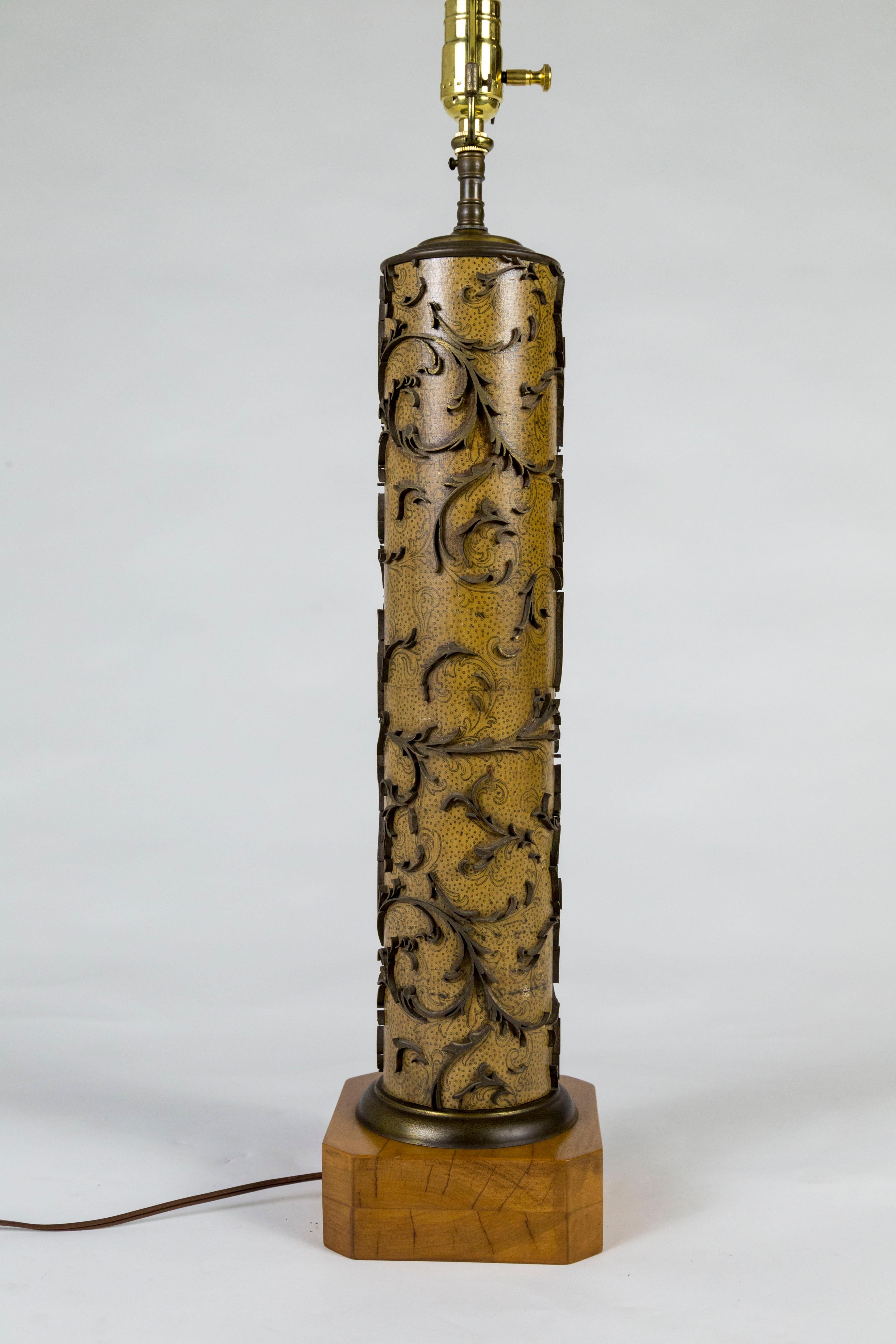 Milieu du XXe siècle Vieux rouleau d'impression papier peint comme lampe de bureau en vente