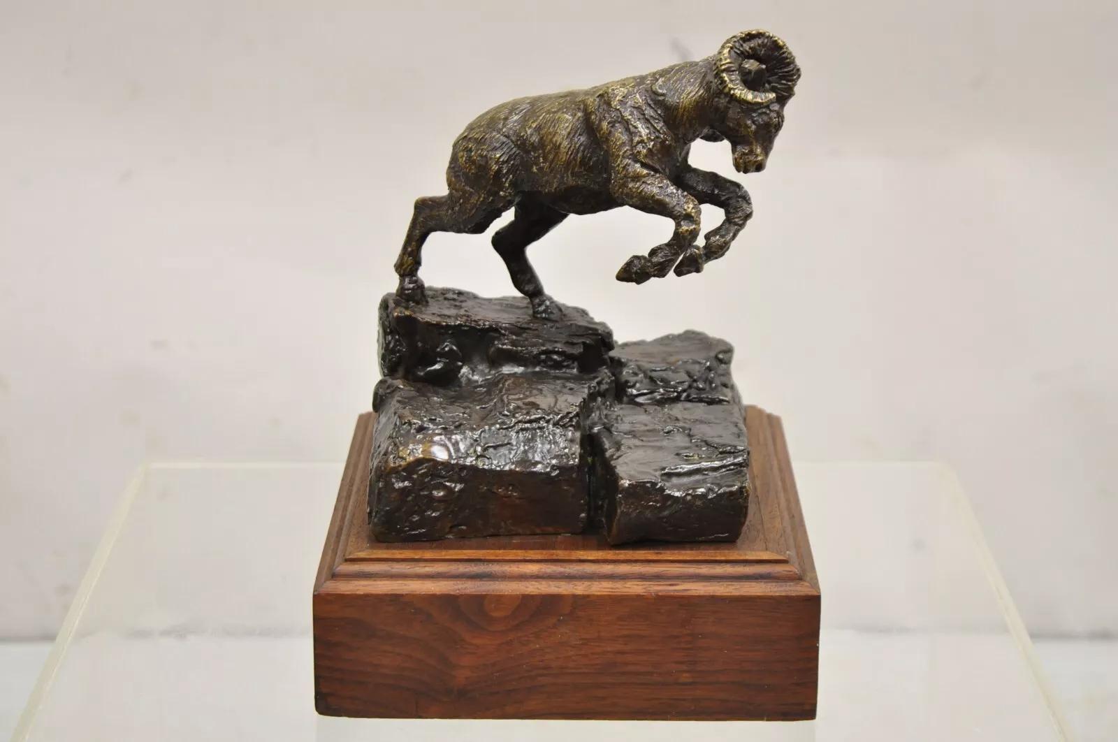 Vintage Wally Shoop 1985 Bronze Ram Bighorn Sheep Sculpture Limited Edition 13/250 auf Holzsockel. CIRCA Spätes 20. Jahrhundert. Abmessungen: 10