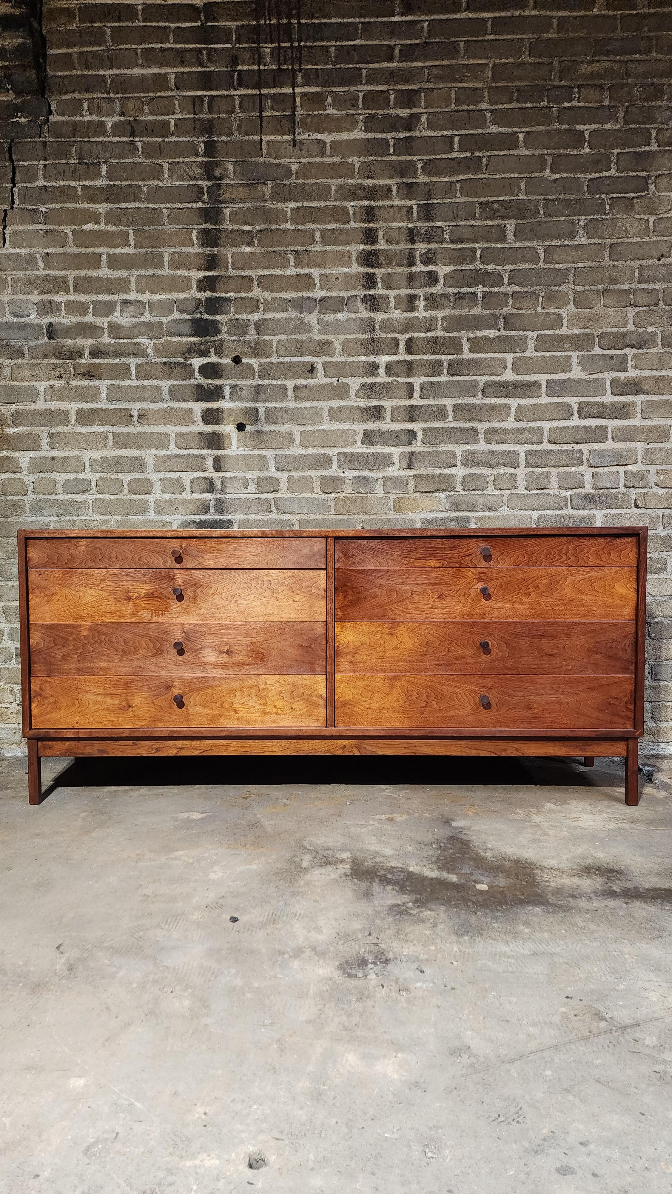 Magnifique commode 8 tiroirs en noyer par Richard Artschwager.  élégantes tirettes en bois avec un beau grain de bois de noyer.