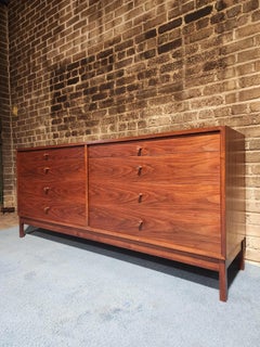 Comò a 8 cassetti in noce d'epoca di Richard Artschwager