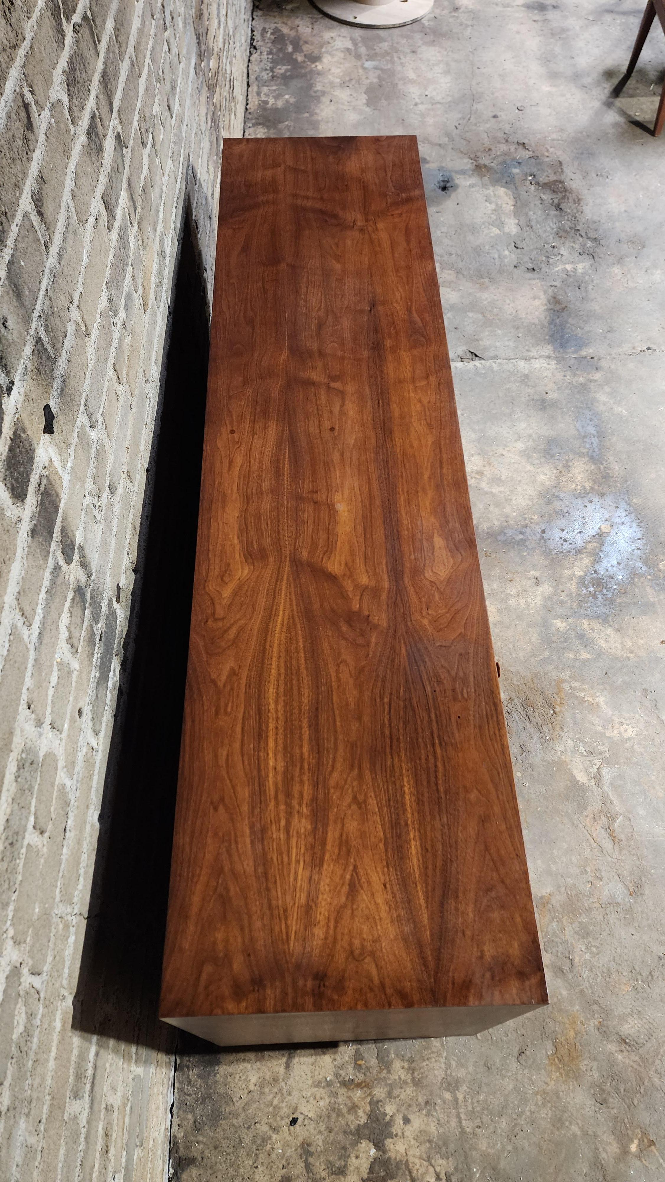 Mid-Century Modern Vintage Walnut 8 Drawer Dresser by Richard Artschwager, RICHARD en vente