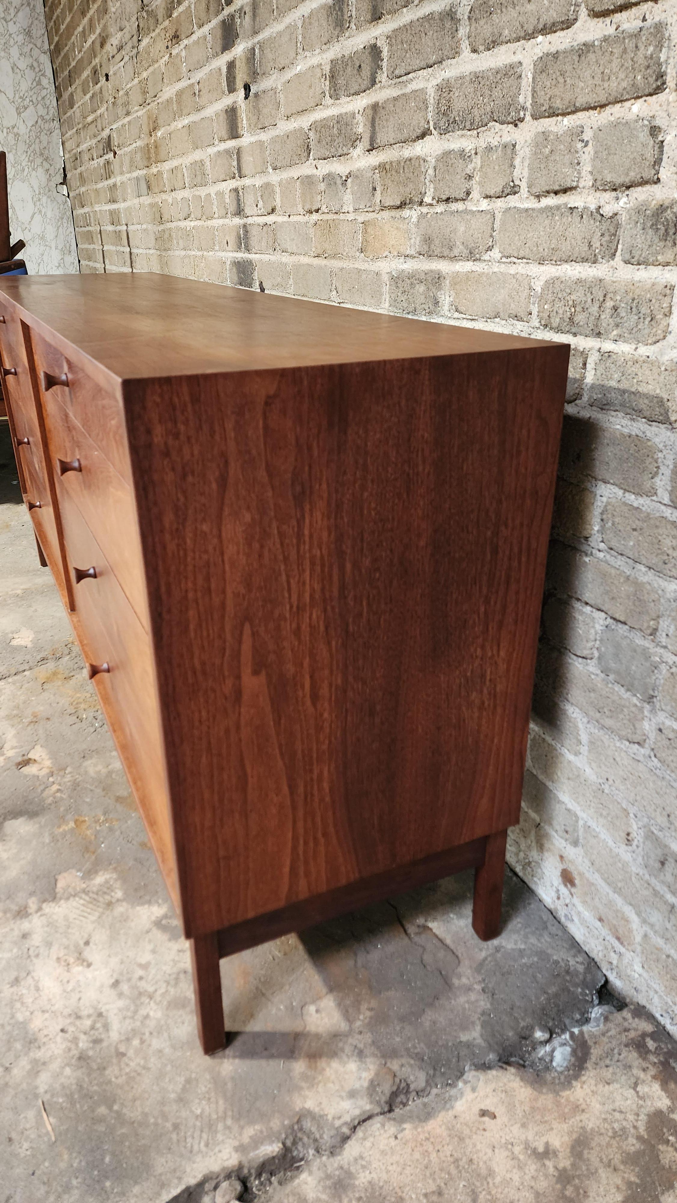 Américain Vintage Walnut 8 Drawer Dresser by Richard Artschwager, RICHARD en vente