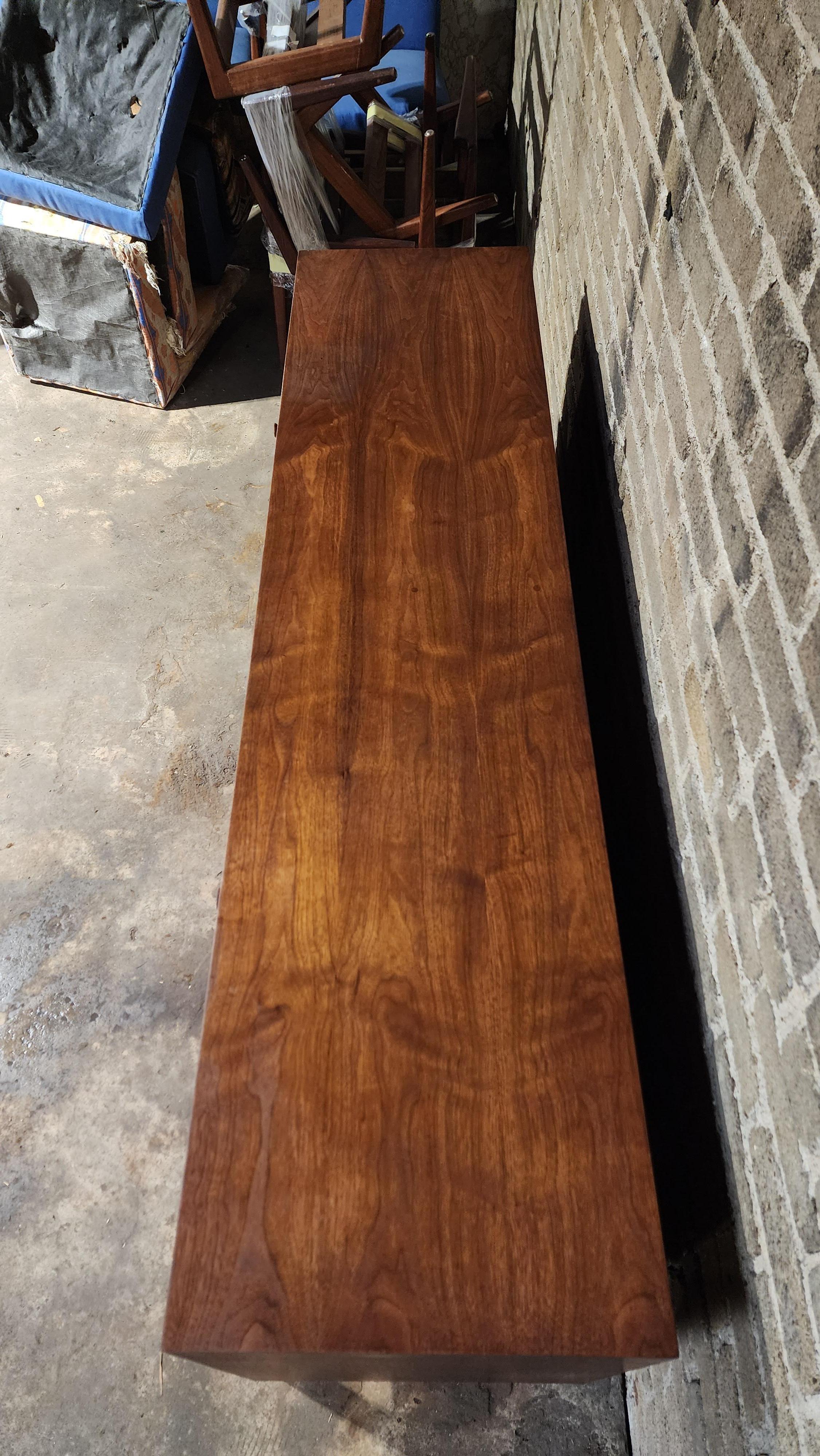 Vintage Walnut 8 Drawer Dresser by Richard Artschwager, RICHARD Bon état - En vente à Philadelphia, PA