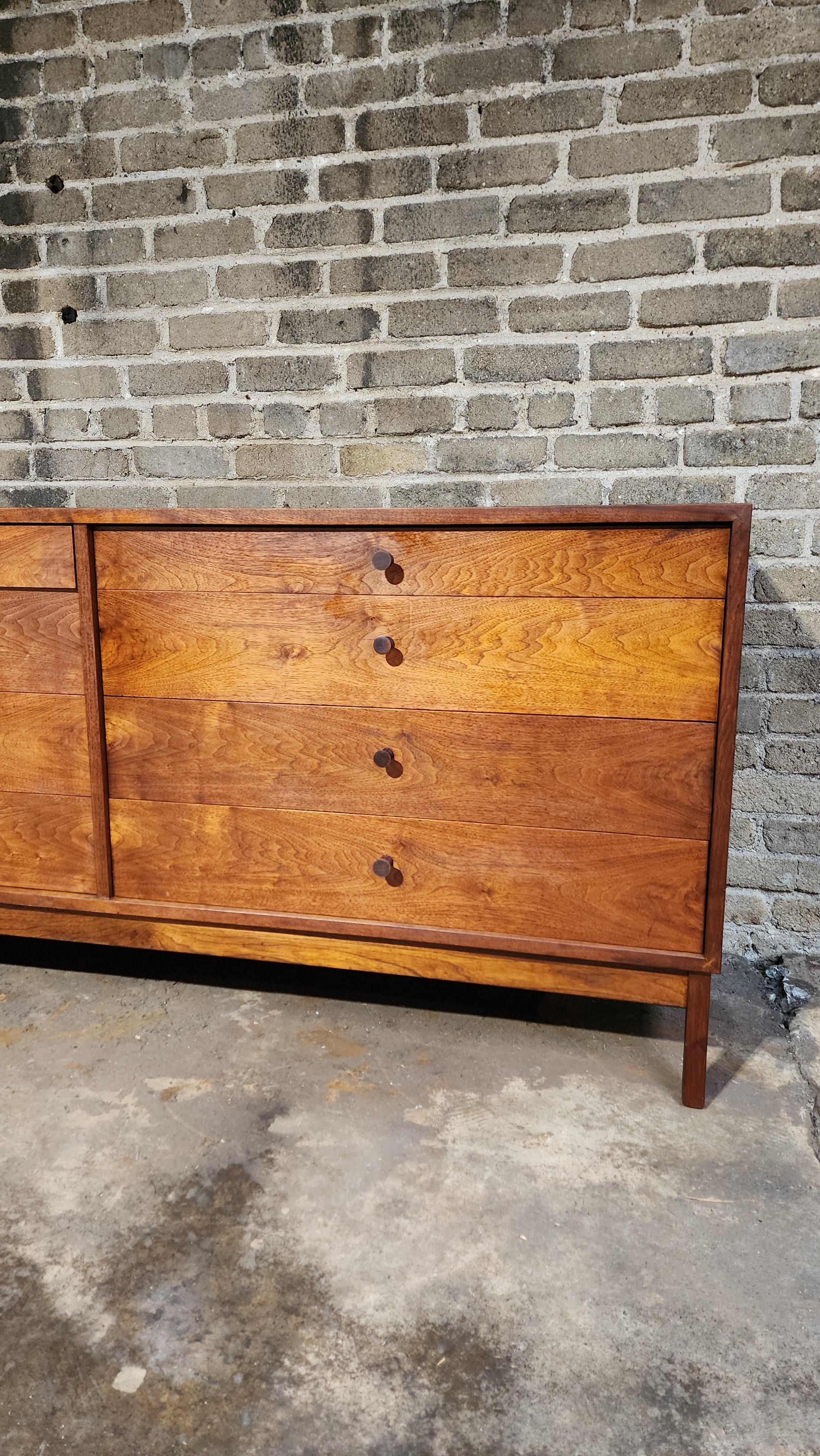 Milieu du XXe siècle Vintage Walnut 8 Drawer Dresser by Richard Artschwager, RICHARD en vente