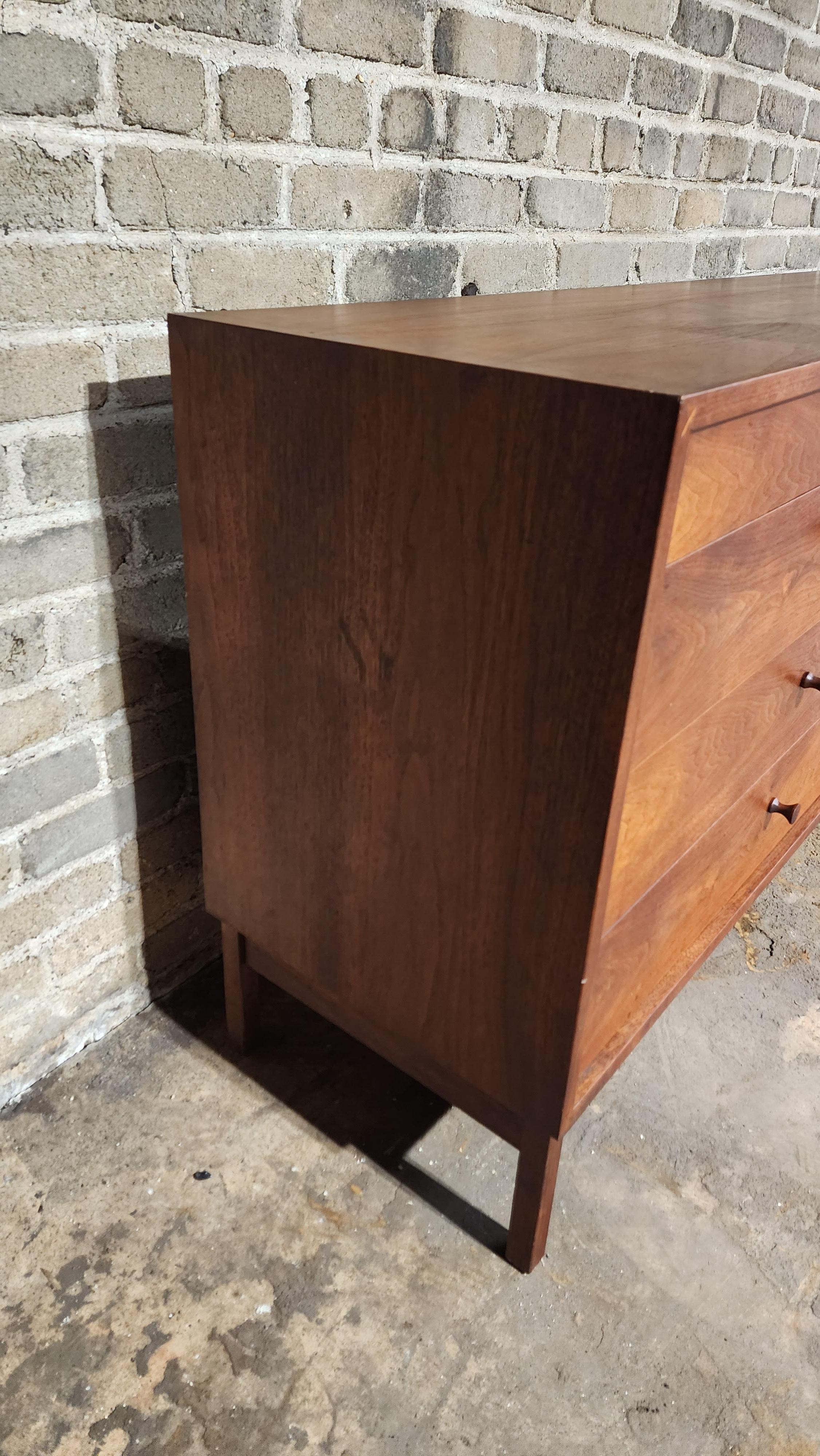 Vintage Walnut 8 Drawer Dresser by Richard Artschwager, RICHARD en vente 2