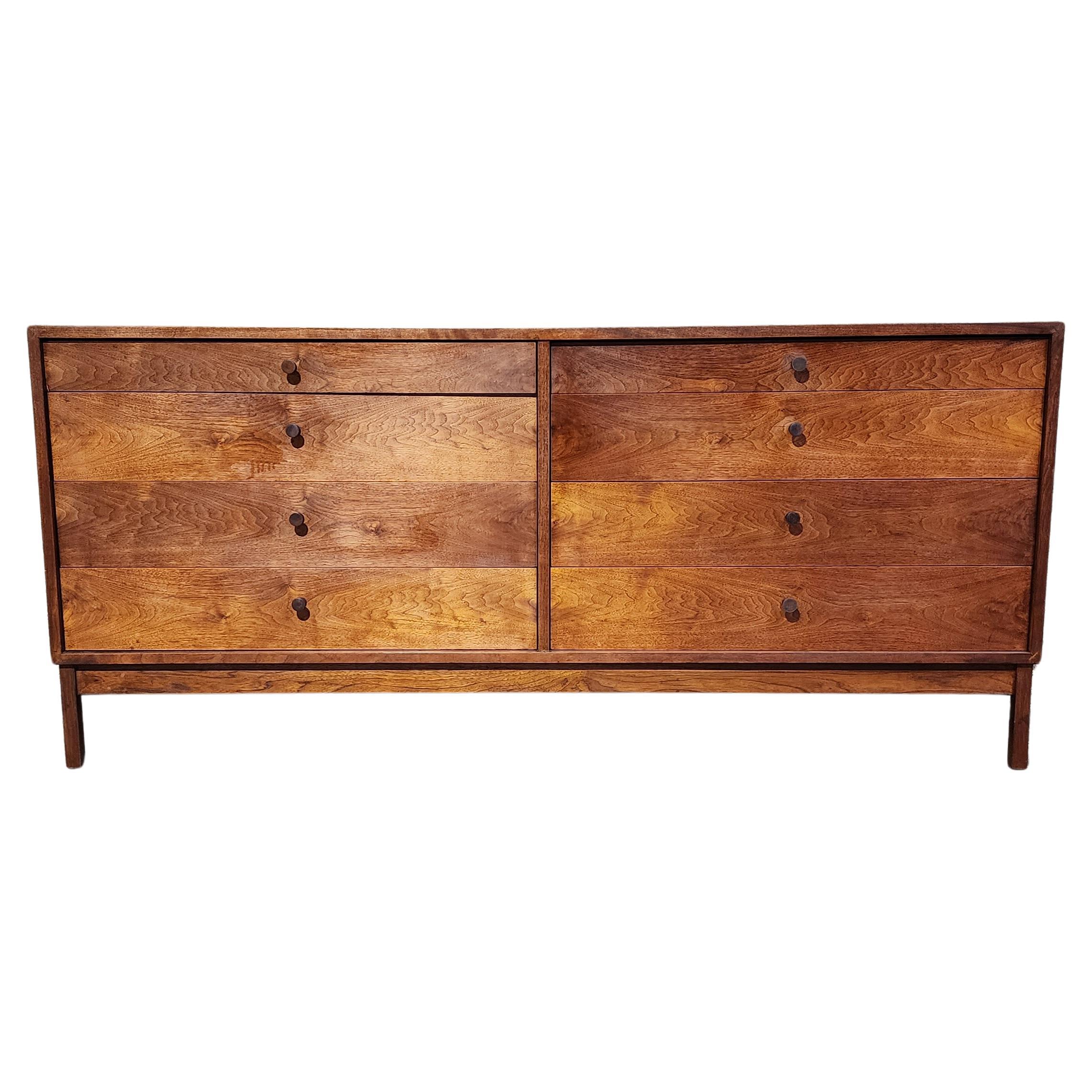 Vintage Walnut 8 Drawer Dresser by Richard Artschwager, RICHARD en vente