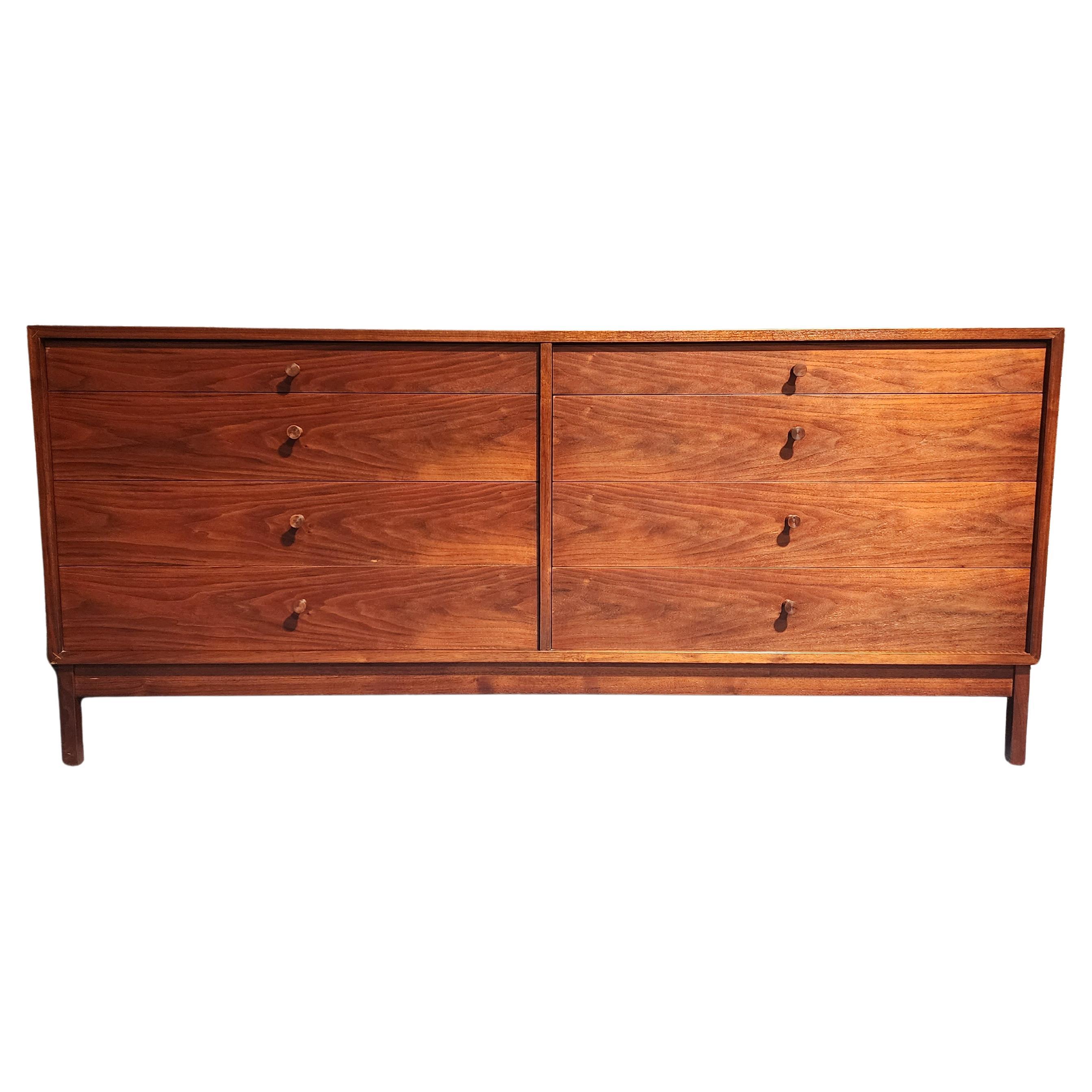 Vintage Walnut 8 Drawer Dresser by Richard Artschwager en vente
