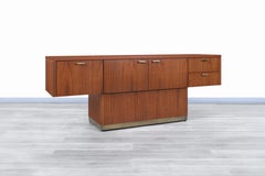 Crédence cantilever vintage en noyer et laiton par Myrtle Desk Co.