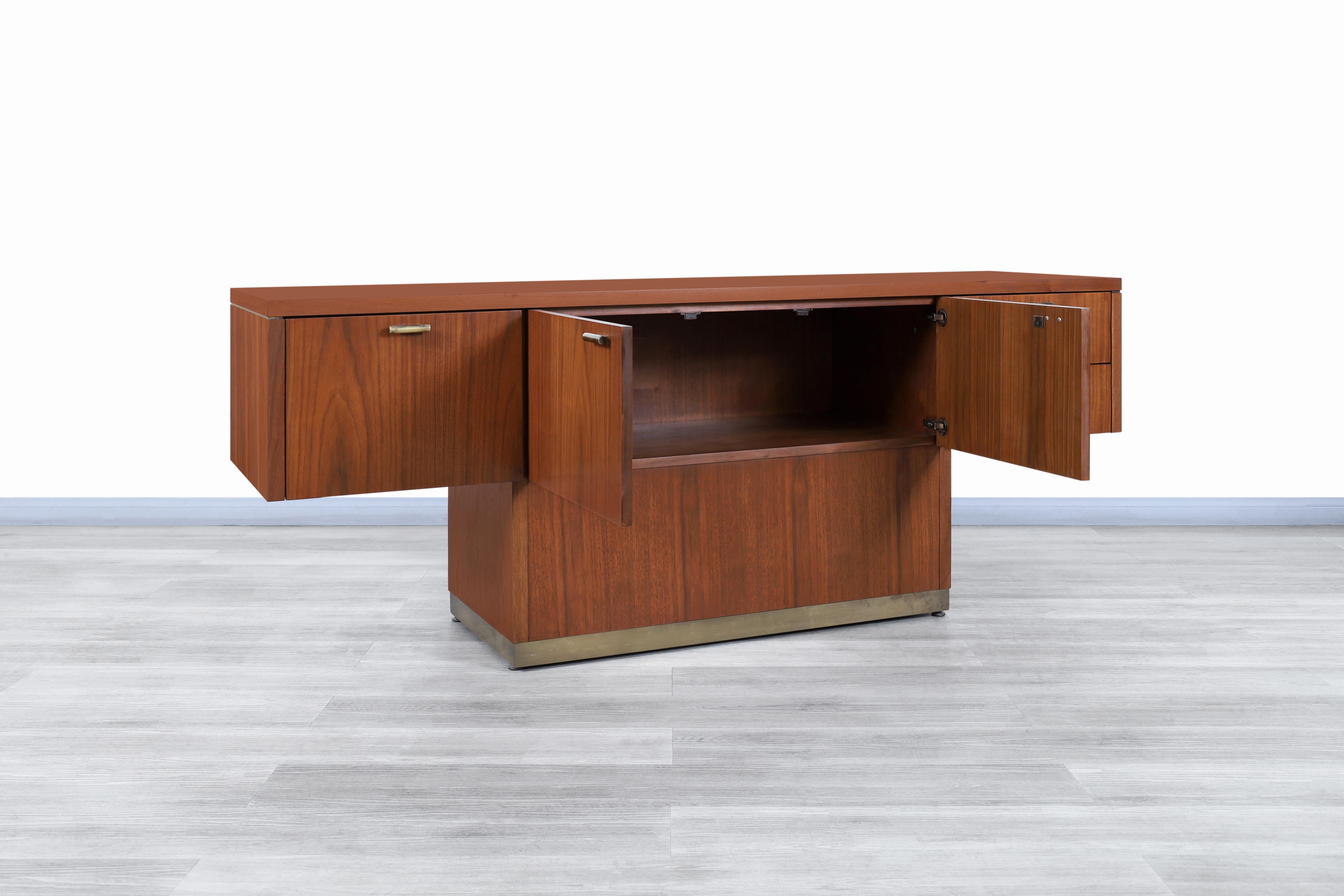 Vintage Walnut and Brass Cantilevered Credenza by Myrtle Desk Co In Excellent Condition For Sale In North Hollywood, CA