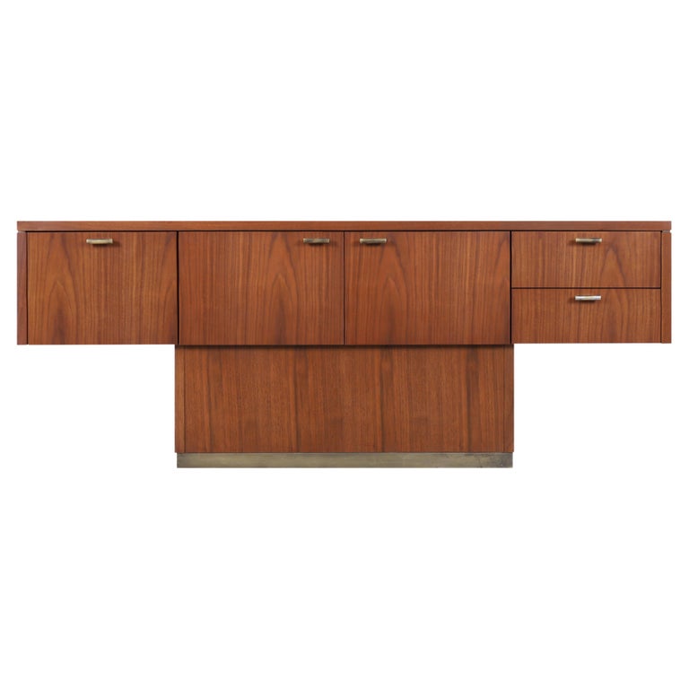 Crdence en portefaux vintage en noyer et laiton de Myrtle Desk Co. En