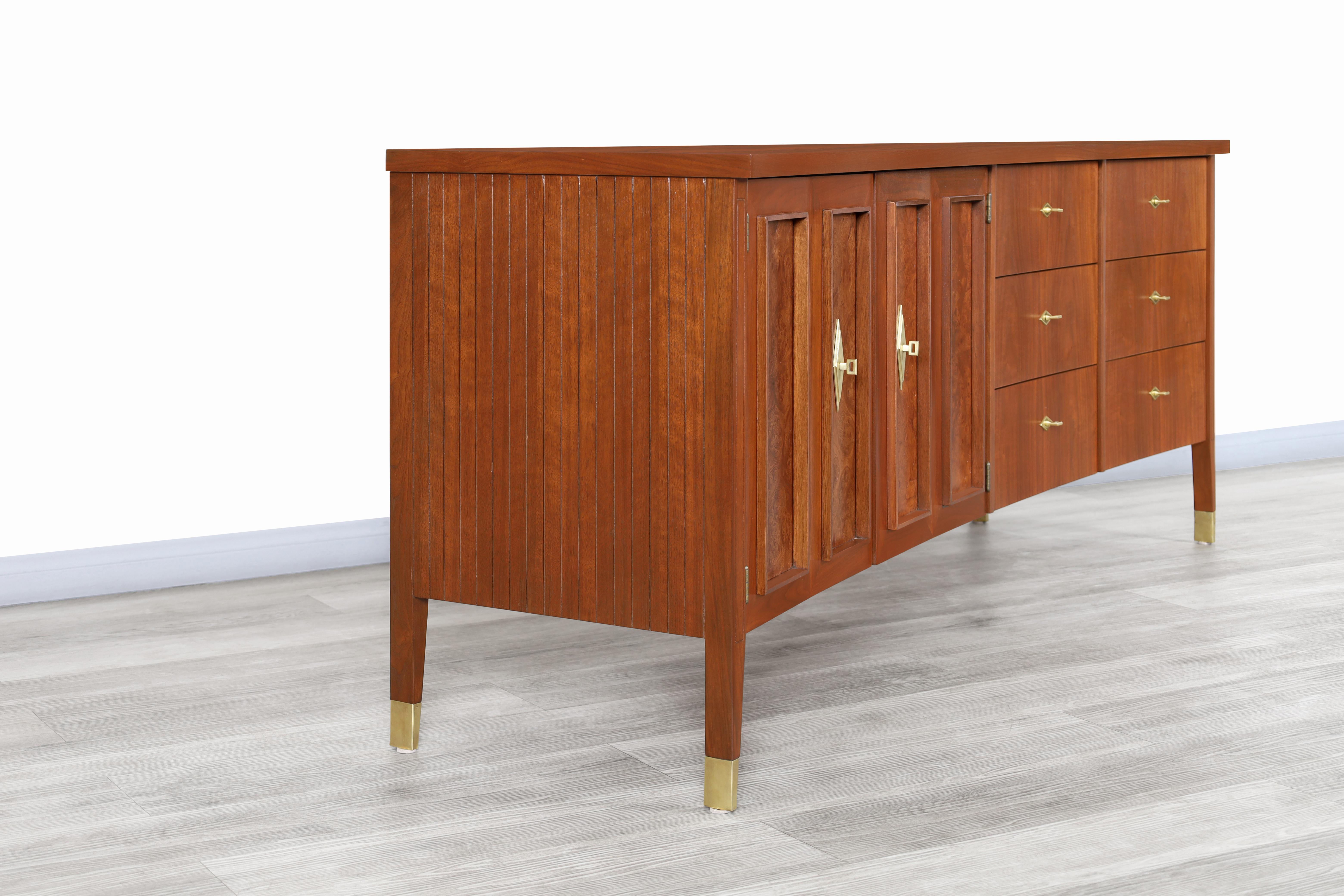 Credenza curva in legno di noce e radica d'epoca In condizioni ottime in vendita a North Hollywood, CA