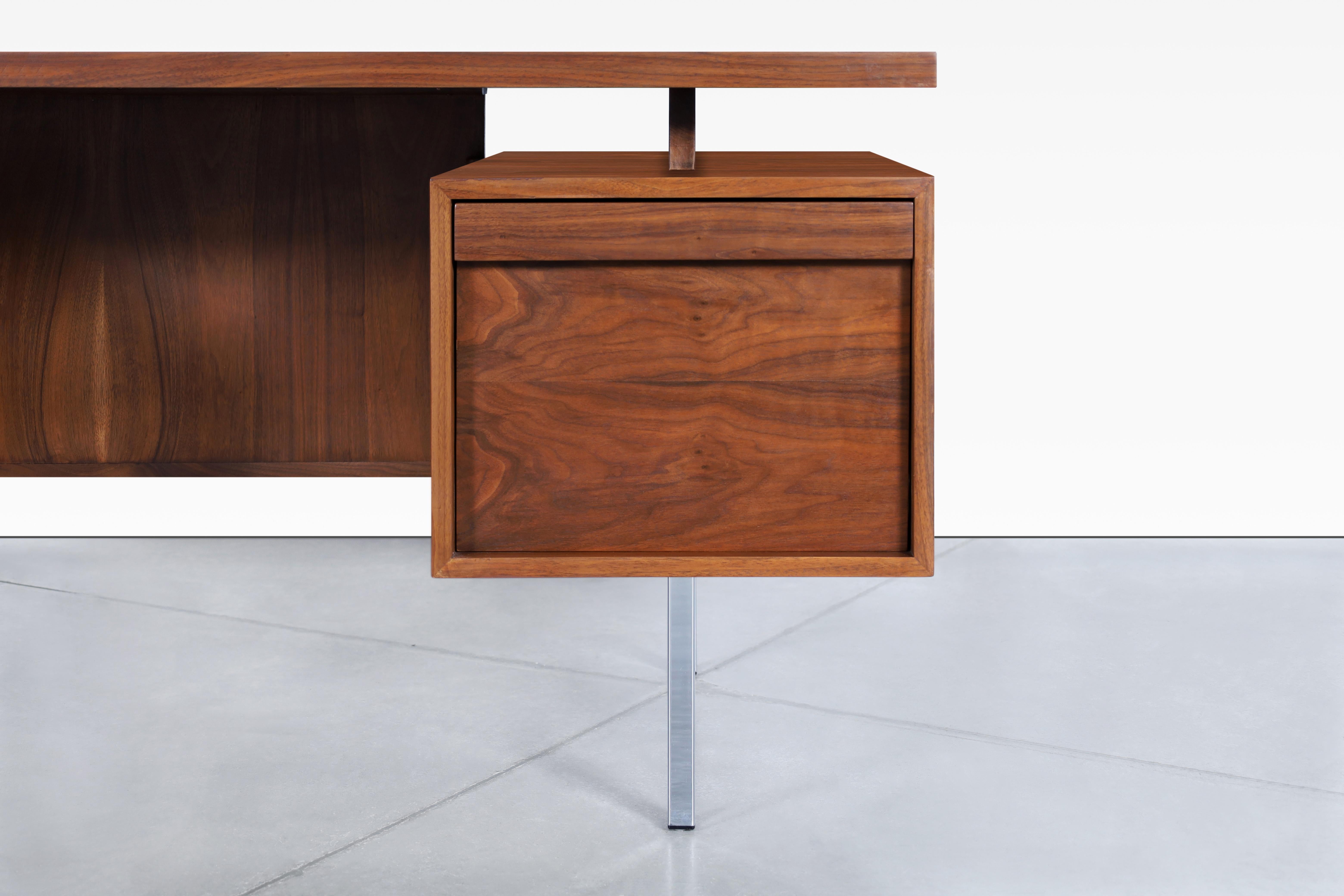 Mid-Century moderno Scrivania direzionale in noce e cromo vintage di John Keals in vendita