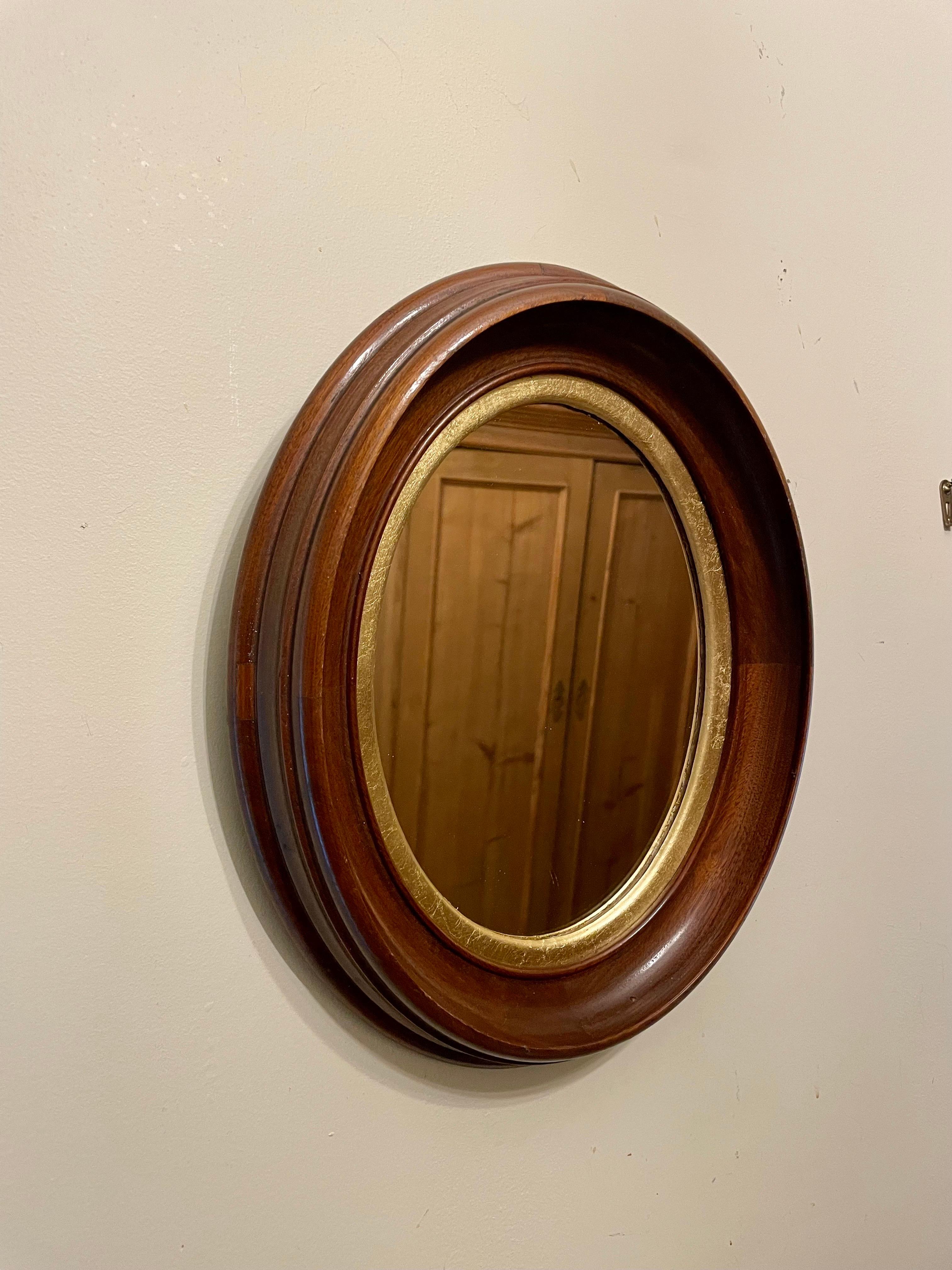 Joli miroir ovale ancien en noyer massif et cadre doré. 13