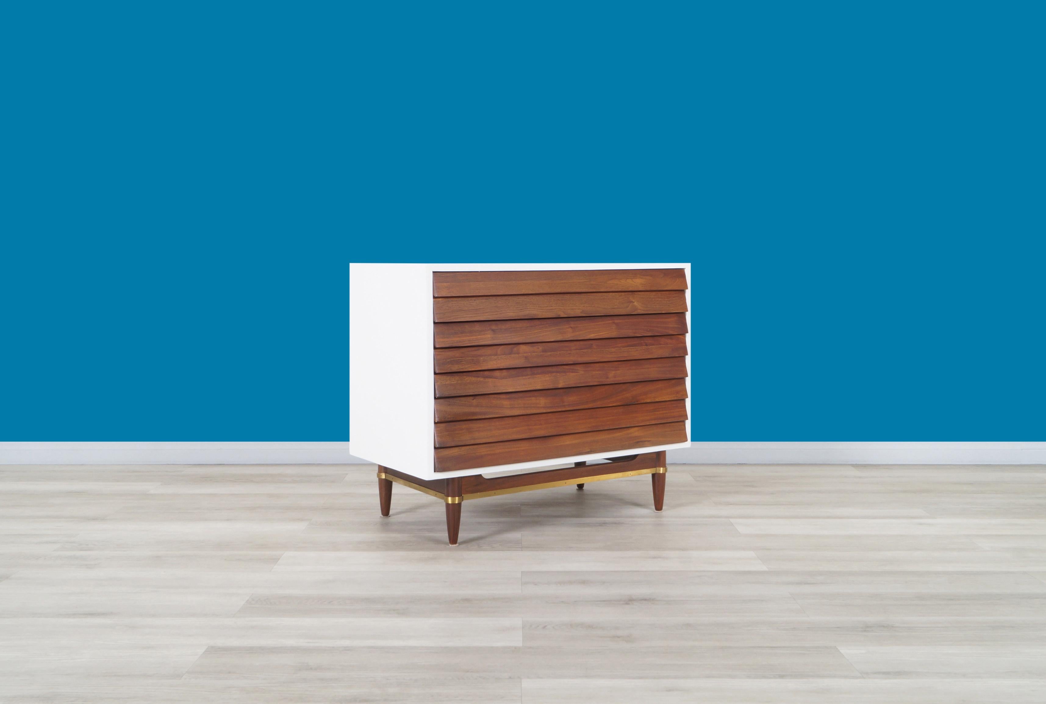 Wonderful vintage walnut and lacquered chest of drawers designed by Merton L. Gershun for American of Martinsville in United States, circa 1960s. This dresser has an elegant white lacquered case that combines perfectly with the walnut wood that