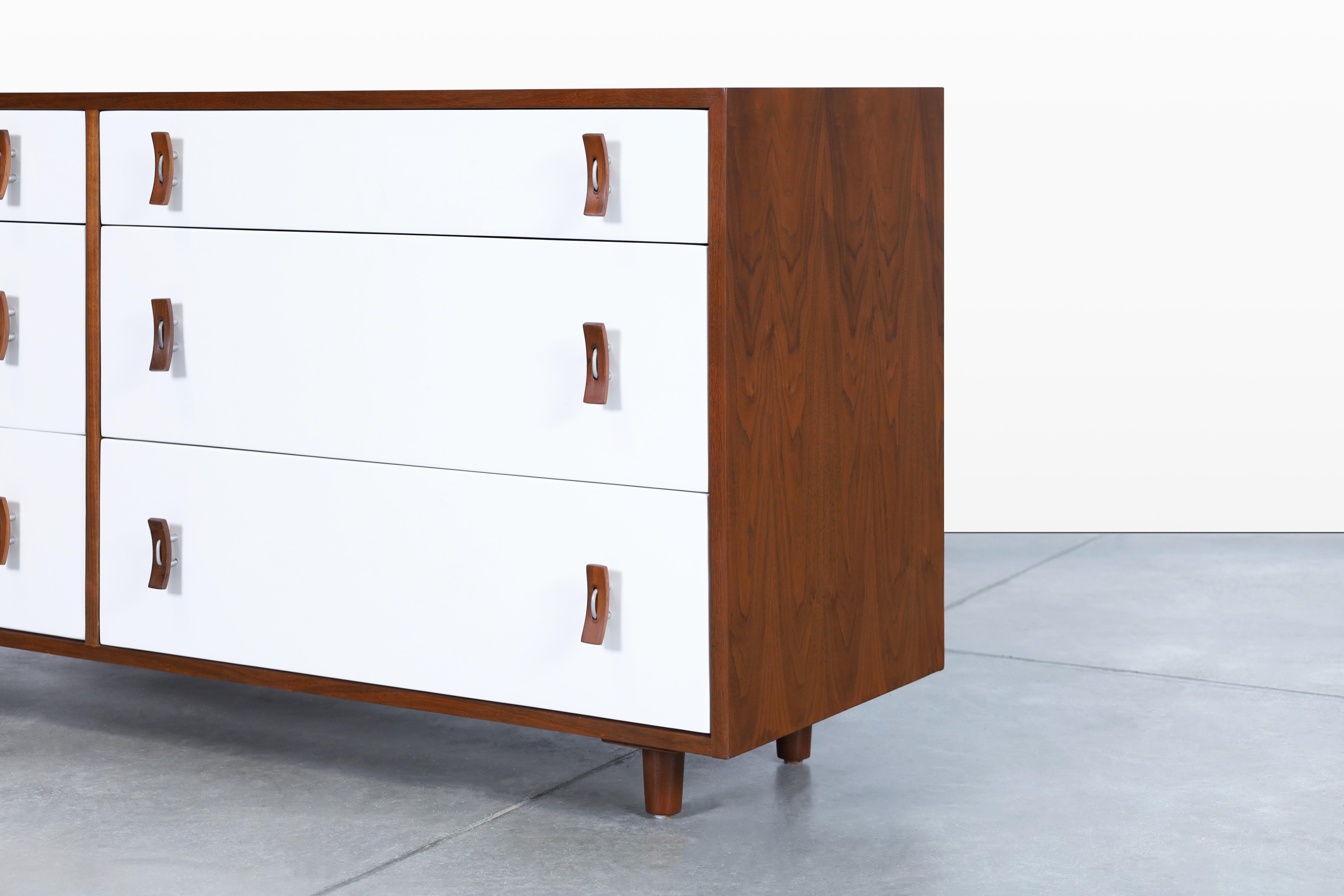 Mid-Century Modern Vintage Walnut and Lacquered Dresser by Stanley Young for Glenn of California For Sale