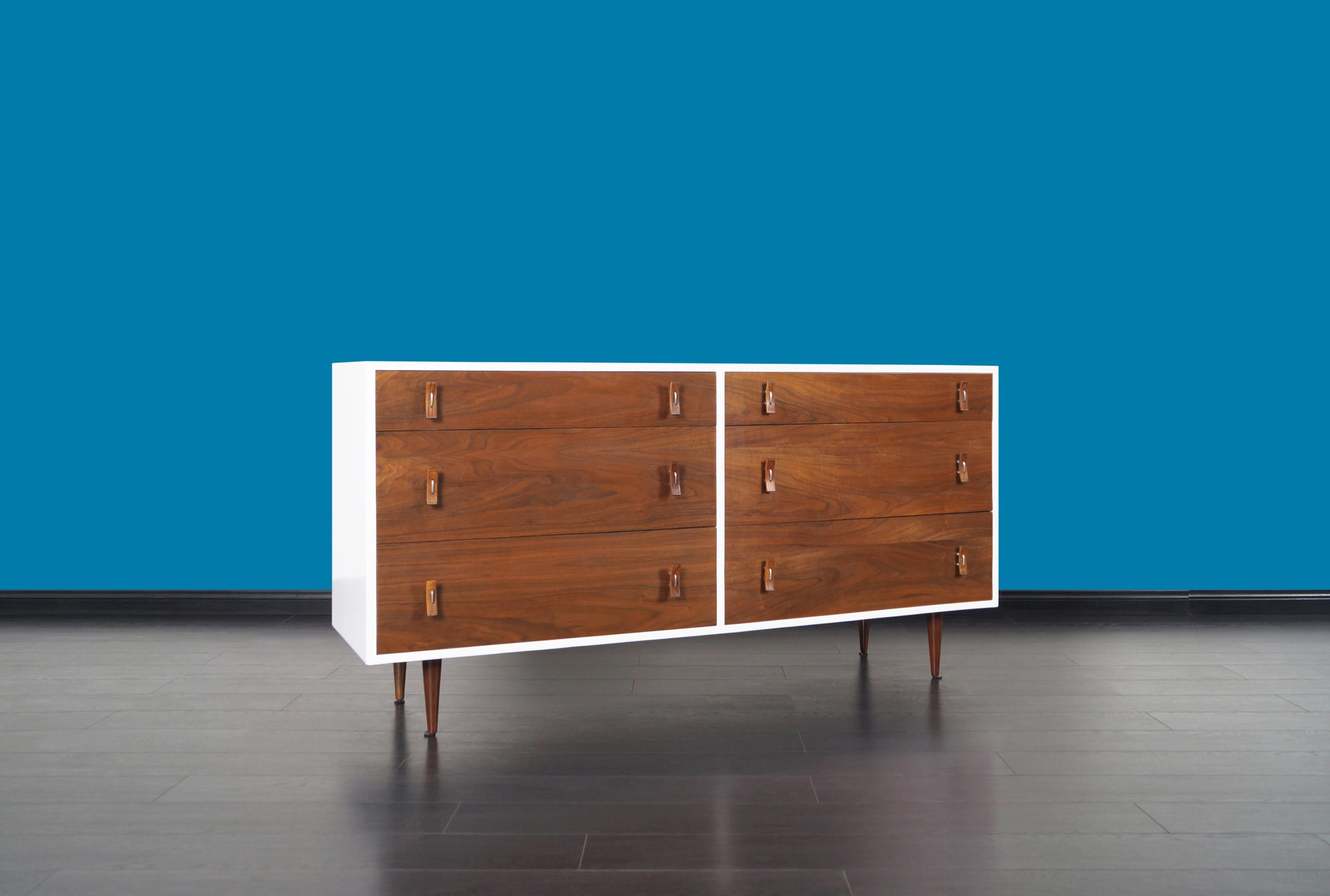 Stunning vintage two-tone walnut and lacquered dresser designed by Stanley Young for Glenn of California, circa 1950s. Features six dovetailed drawers with a beautiful grain detail on each of them, all integrated with original sculpted walnut