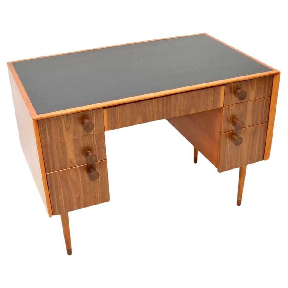 Bureau vintage en noyer et Oak Oak avec dessus en cuir en vente