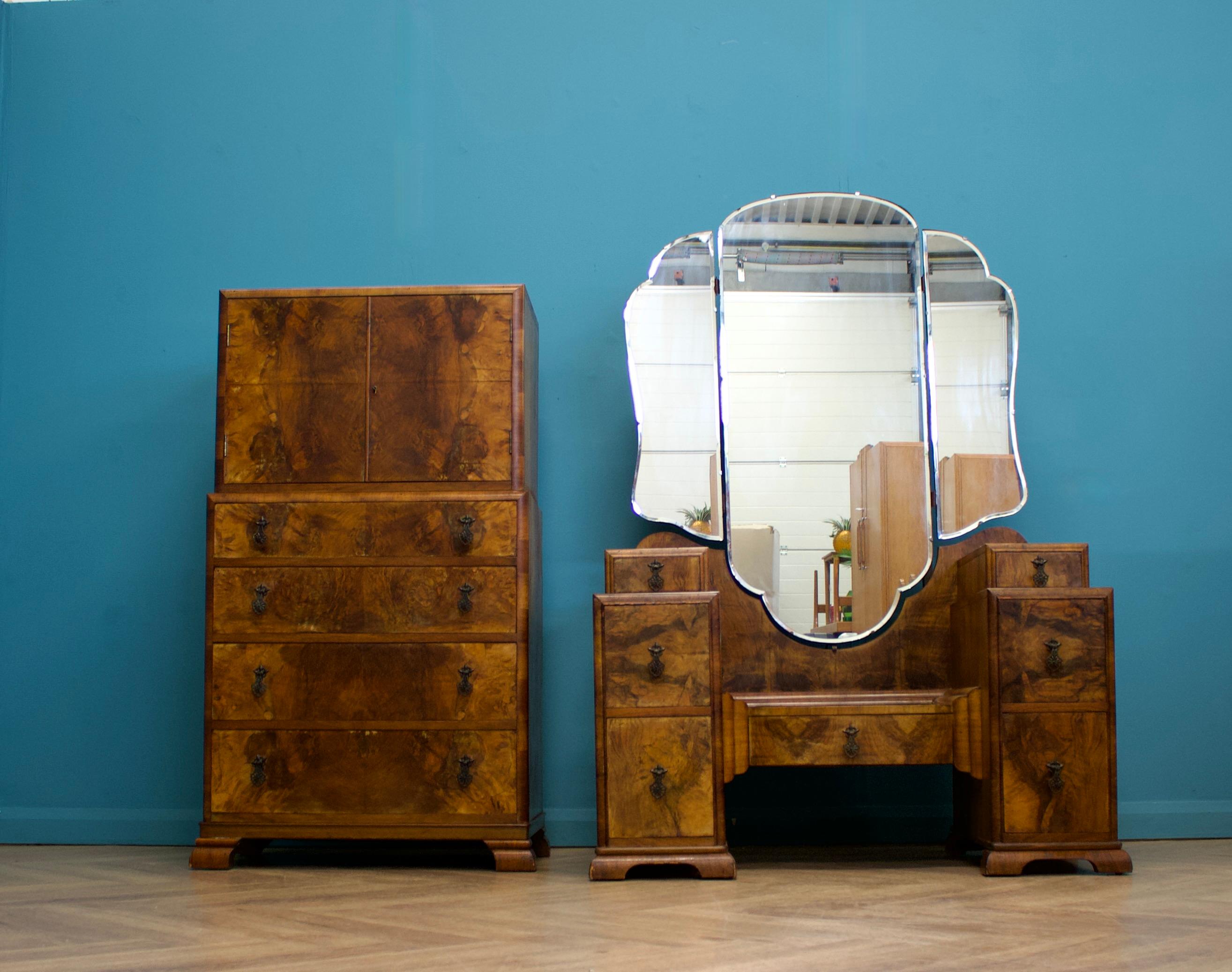 British Vintage Walnut and Walnut Veneer Dressing Table, 1930s For Sale