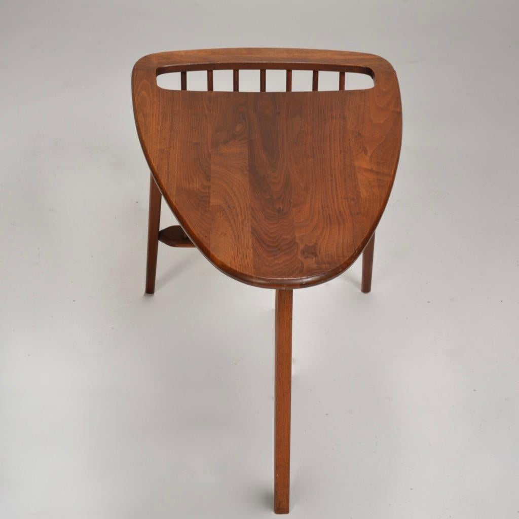 Vintage Walnut Arthur Umanoff Magazine Side Table In Good Condition In Los Angeles, CA