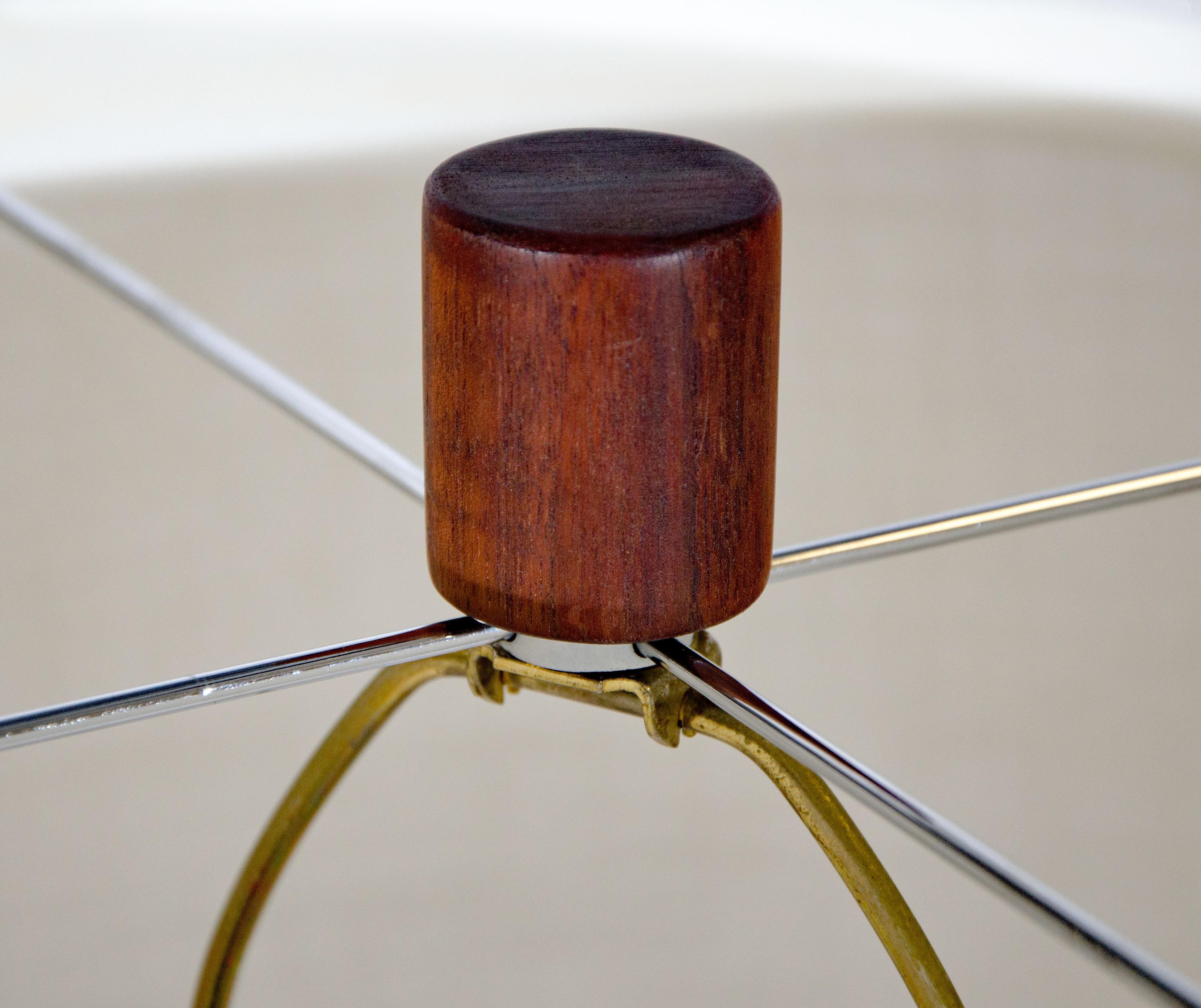 20th Century Vintage Walnut Base Table Lamp For Sale