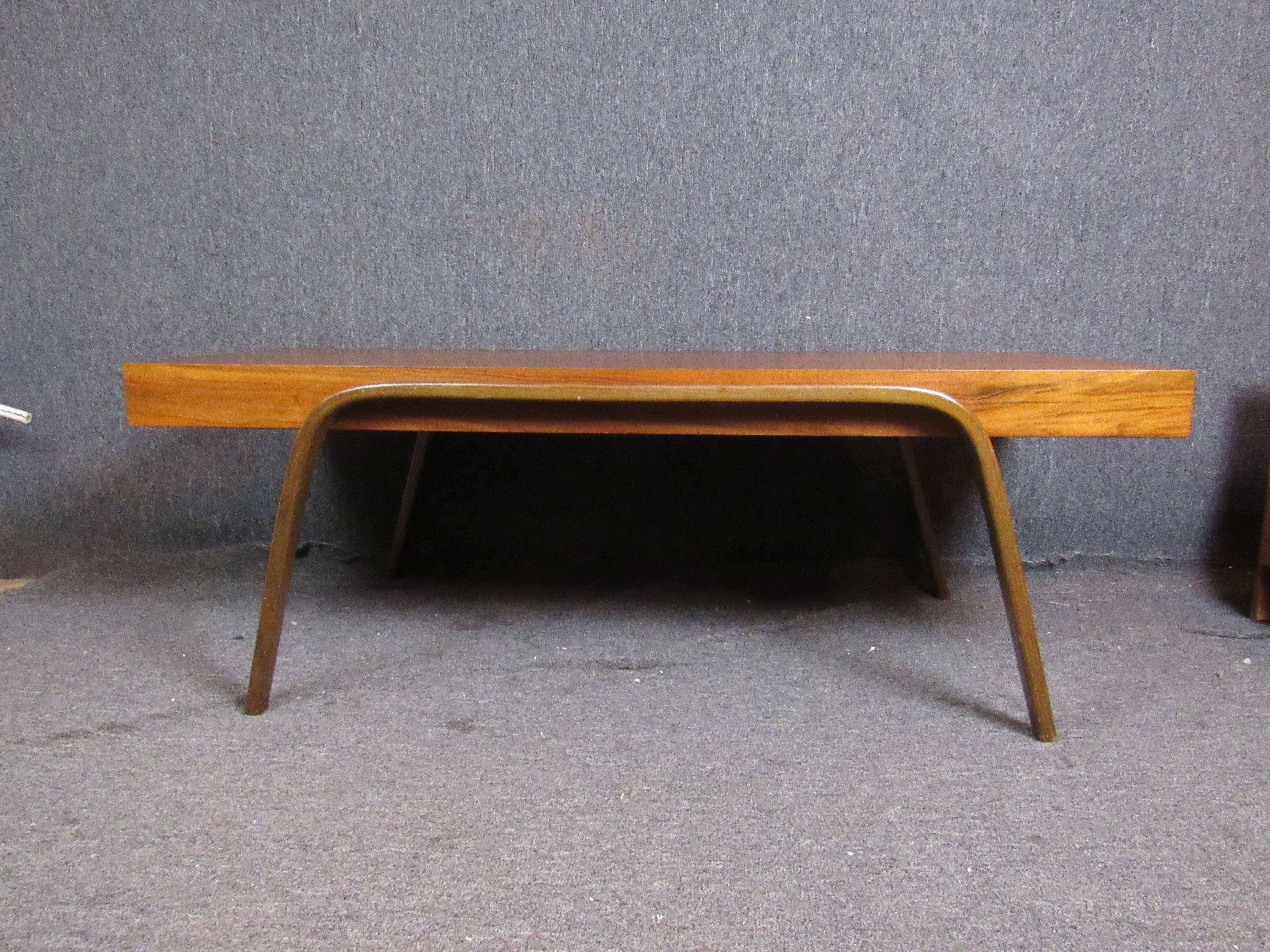 Vintage Walnut Bentwood Coffee Table In Good Condition For Sale In Brooklyn, NY