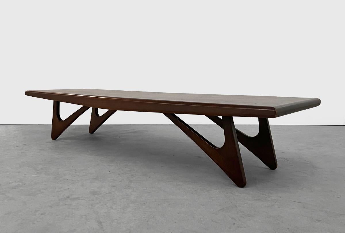 Cette magnifique table basse sculpturale vintage en noyer de Kroehler présente des pieds de style biomorphique et une grande surface. Souvent attribuée à Adrian Pearsall et clairement fortement influencée par ses designs de l'époque. En excellent