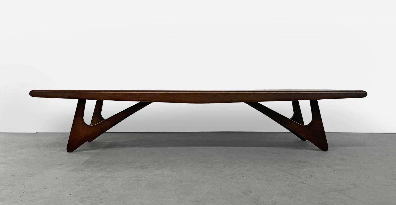 Mid-Century Modern Table basse biomorphique vintage en noyer de Kroehler en vente