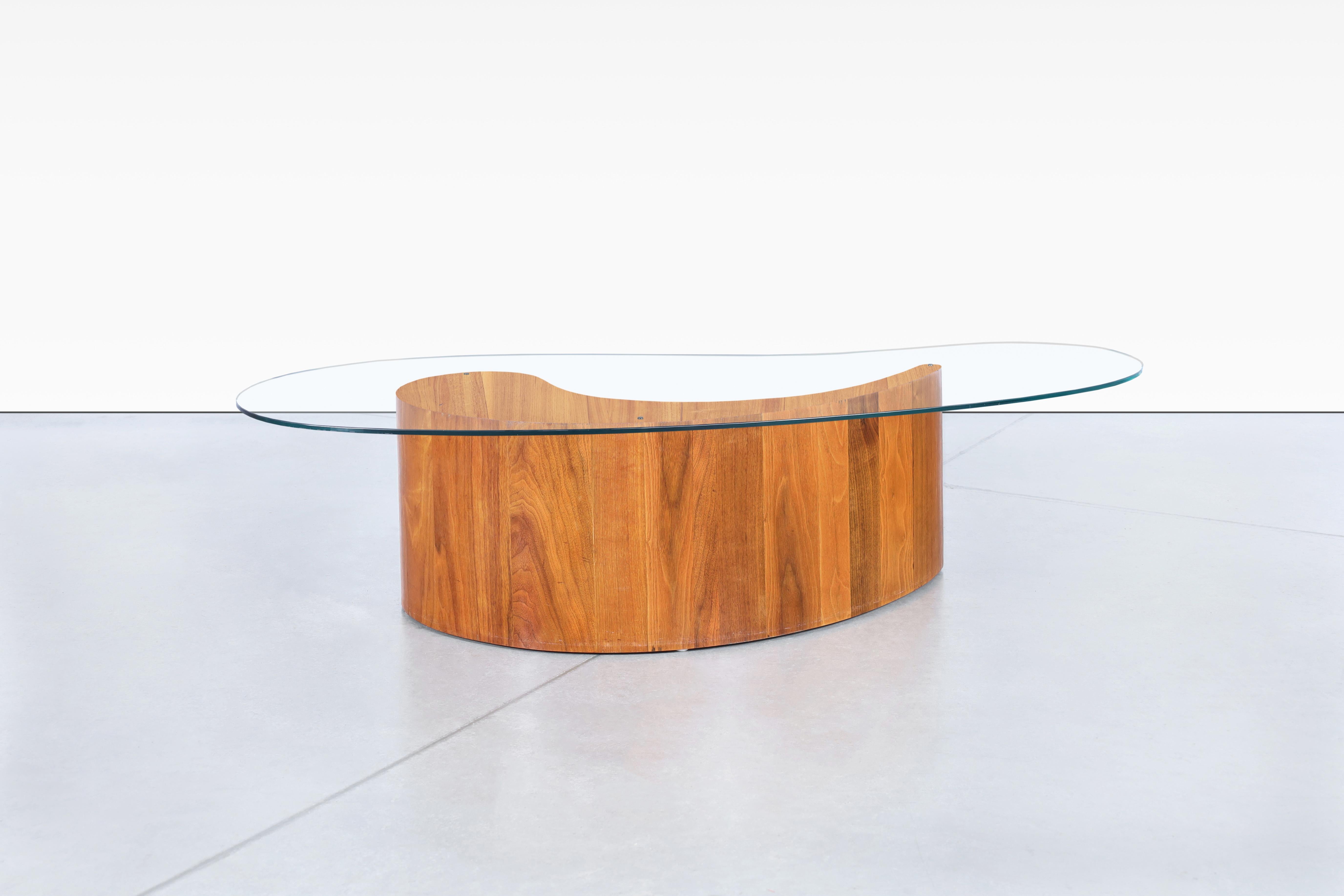 Table basse biomorphe en noyer en vente 3