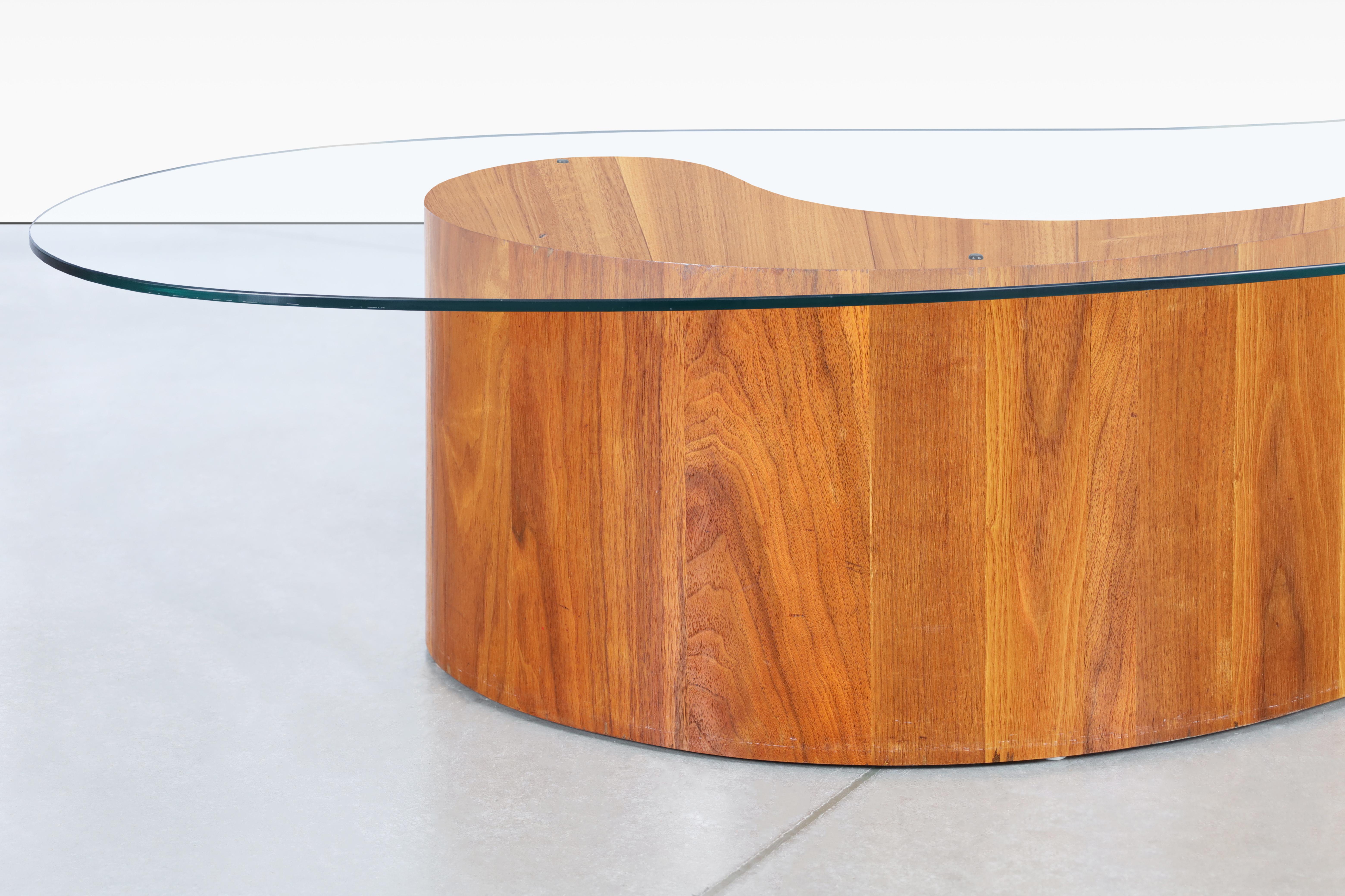 Table basse biomorphe en noyer en vente 4