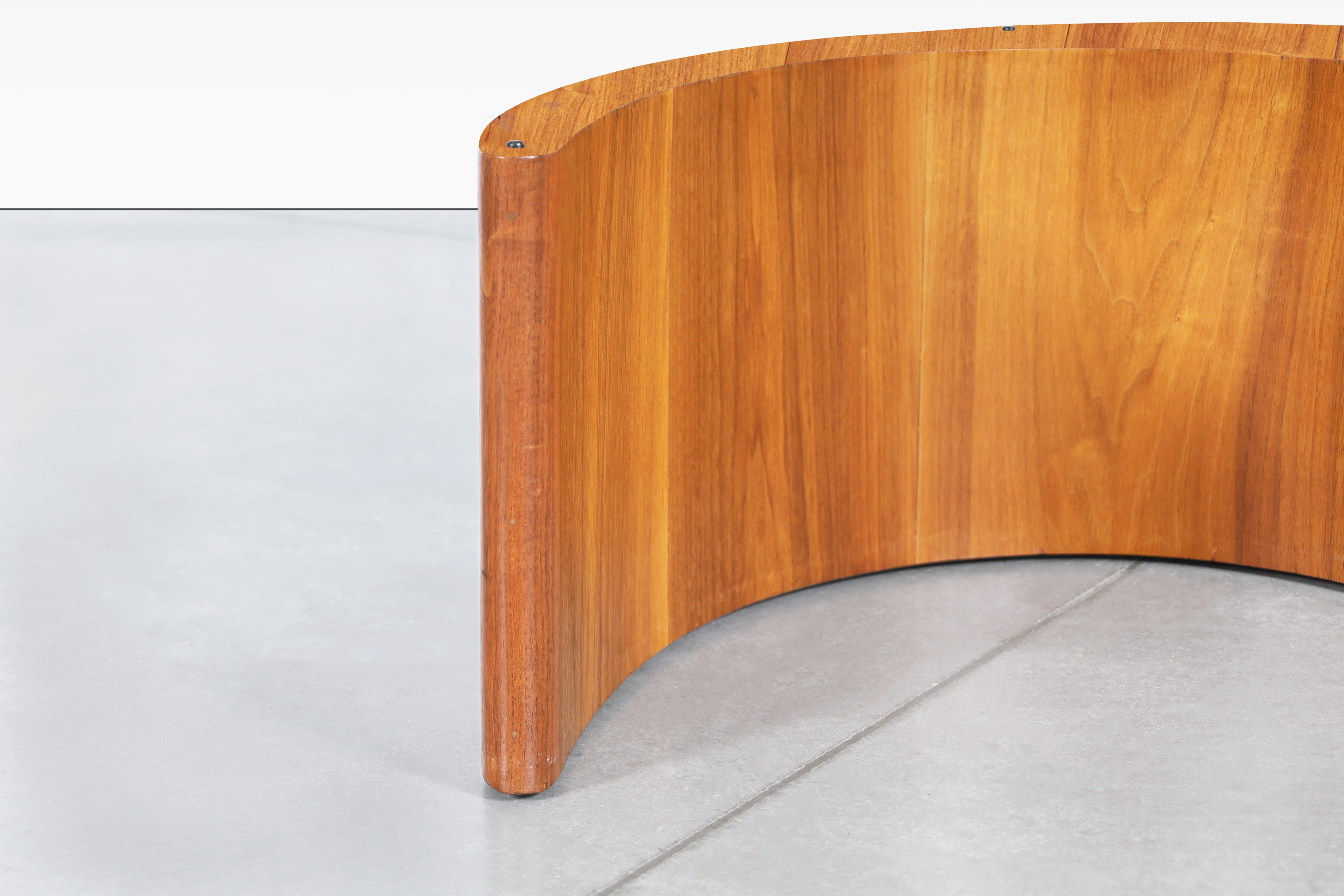 Mid-Century Modern Table basse biomorphe en noyer en vente