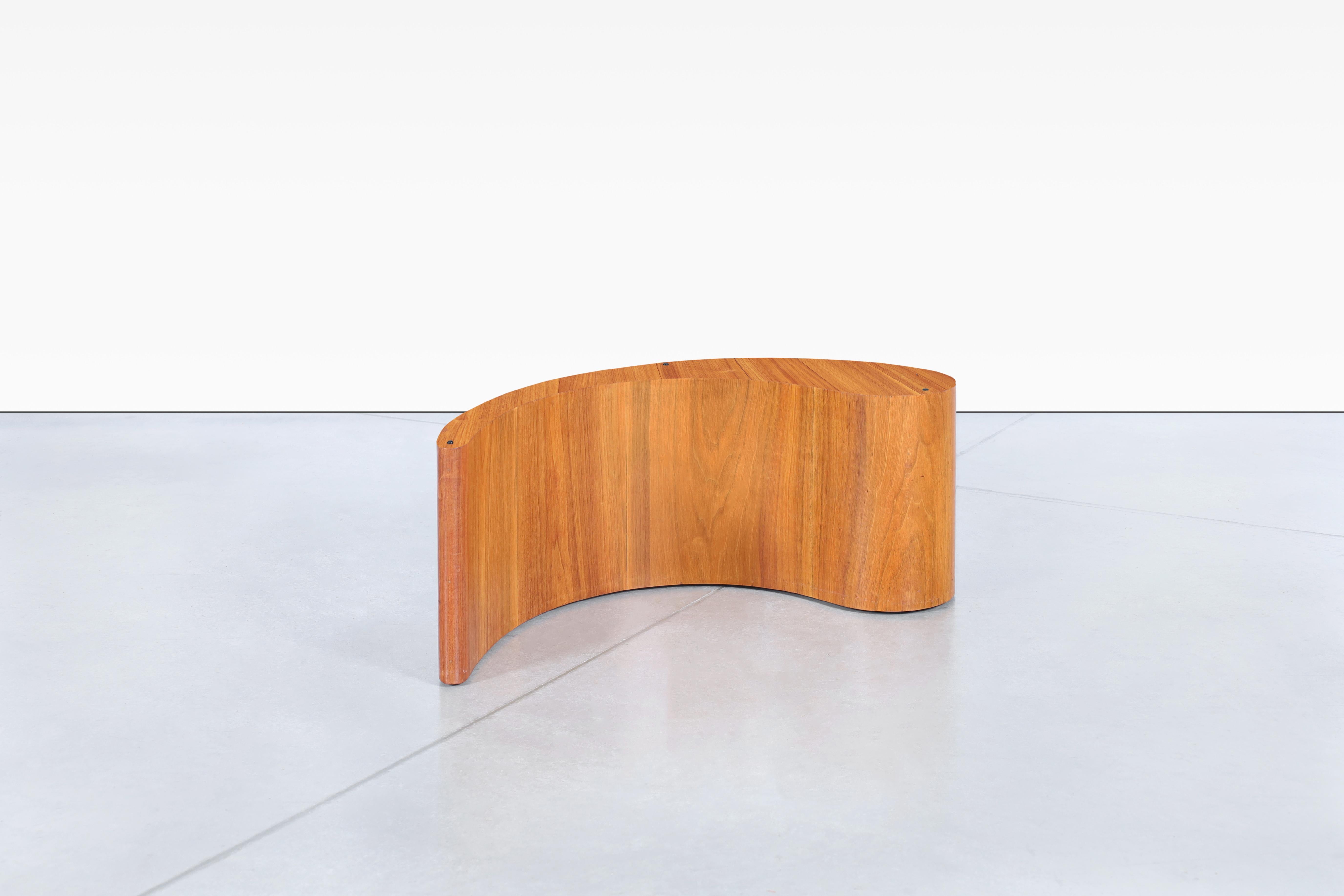 Américain Table basse biomorphe en noyer en vente
