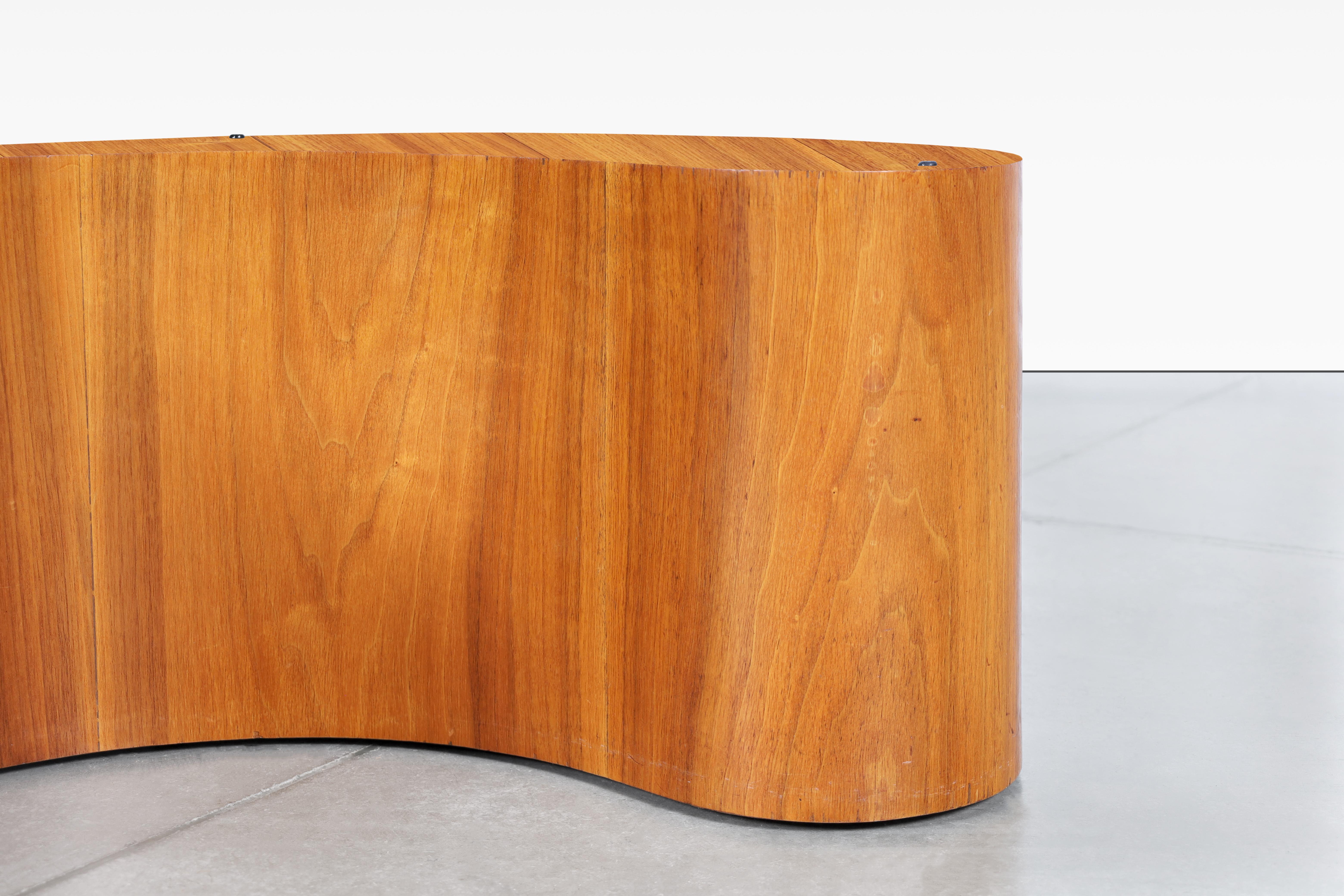 Table basse biomorphe en noyer Bon état - En vente à North Hollywood, CA