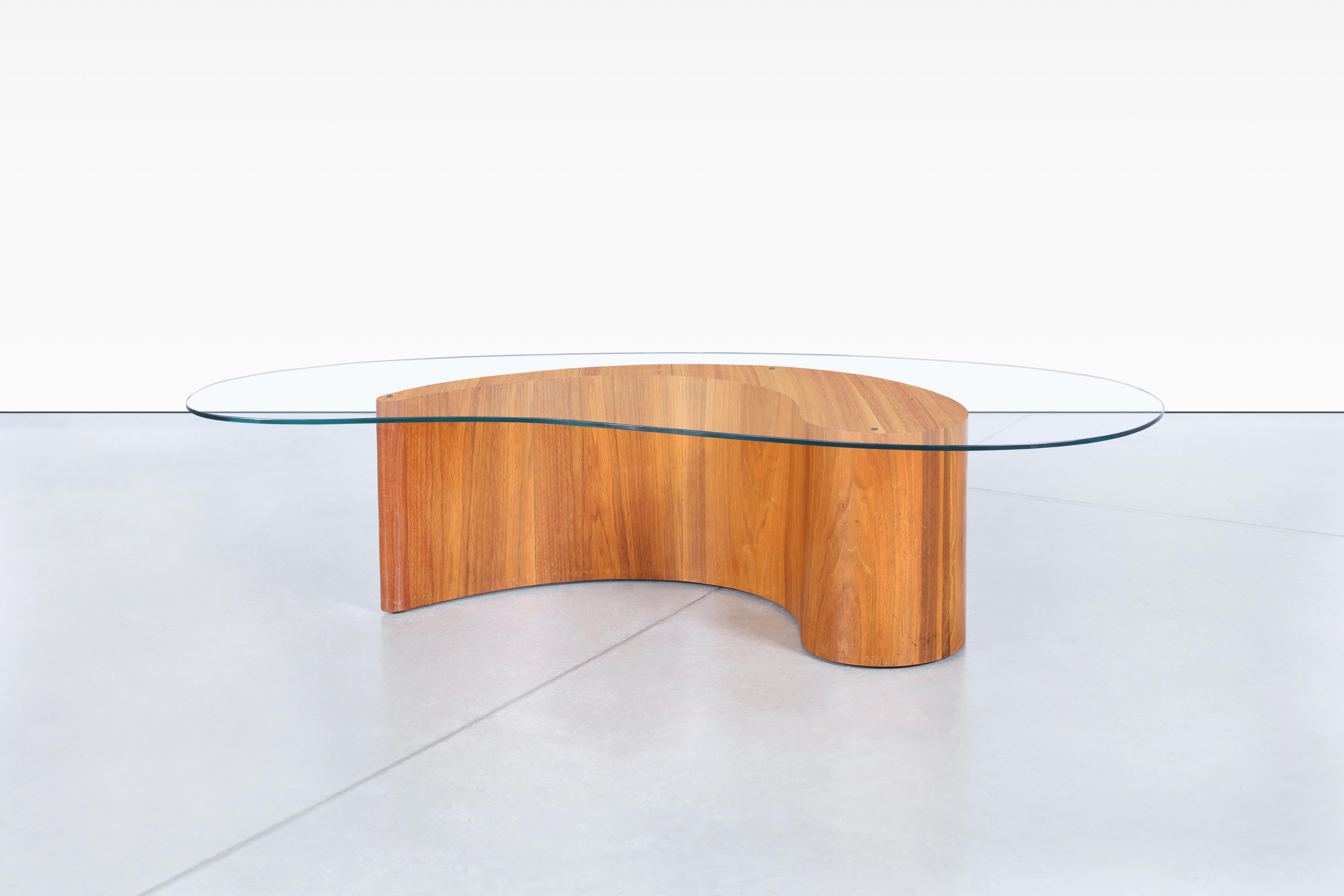 Milieu du XXe siècle Table basse biomorphe en noyer en vente