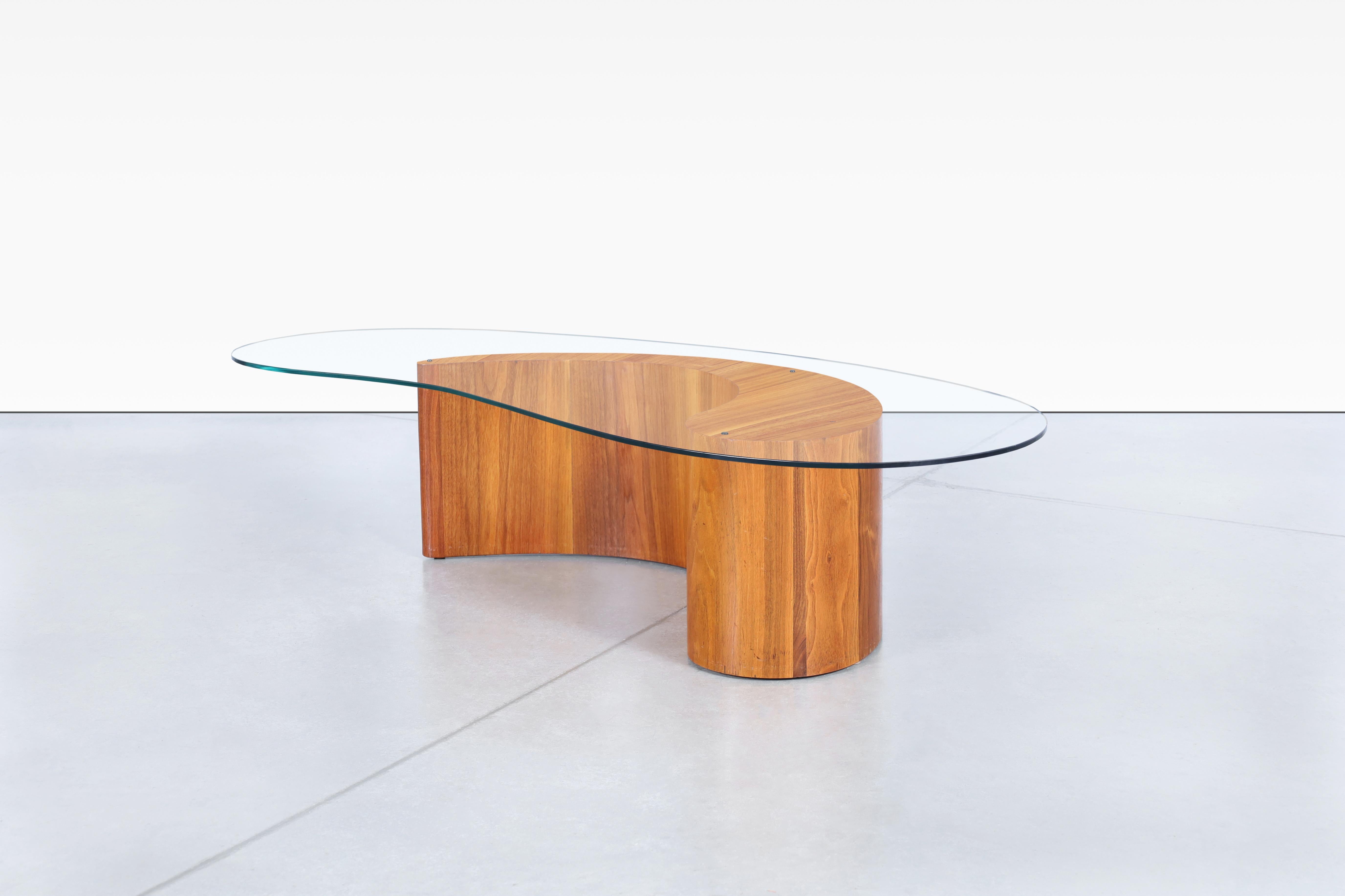 Verre Table basse biomorphe en noyer en vente