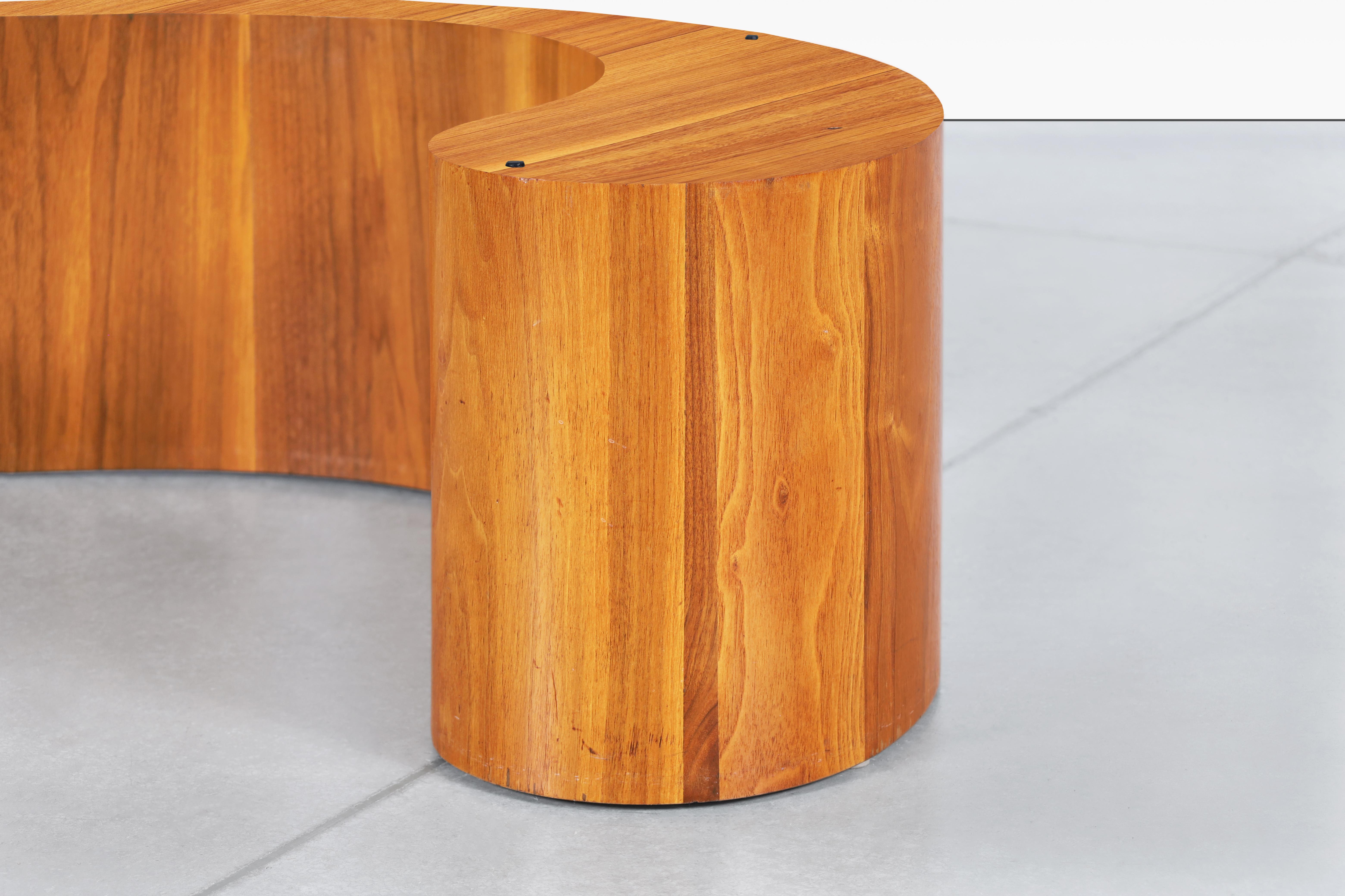 Table basse biomorphe en noyer en vente 2