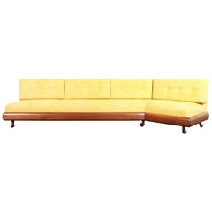 Bumerang-Sofa aus Nussbaumholz von Adrian Pearsall