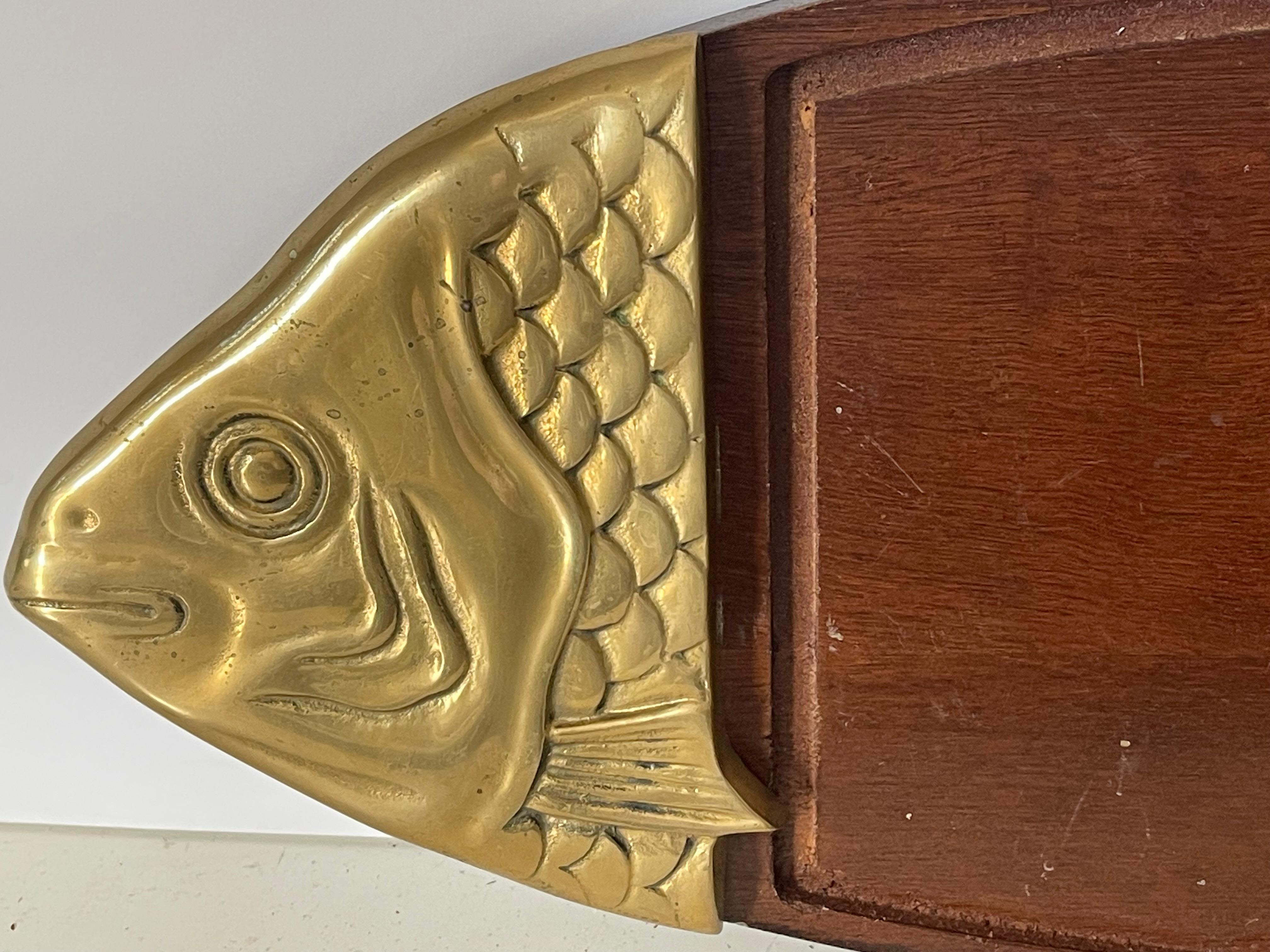 Plato de pescado vintage de latón y nogal Moderno de mediados de siglo en venta