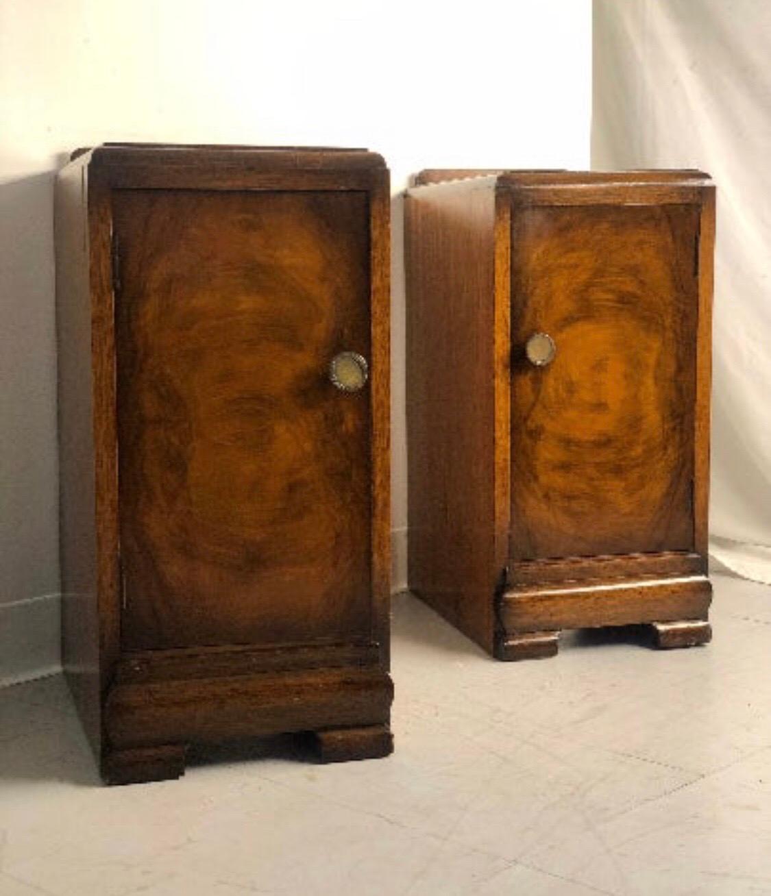 Ensemble de tables de chevet Vintage By avec une étagère à l'intérieur. Placage entièrement en ronce de noyer. Ces tables polyvalentes peuvent être utilisées comme table de chevet ou table de canapé.