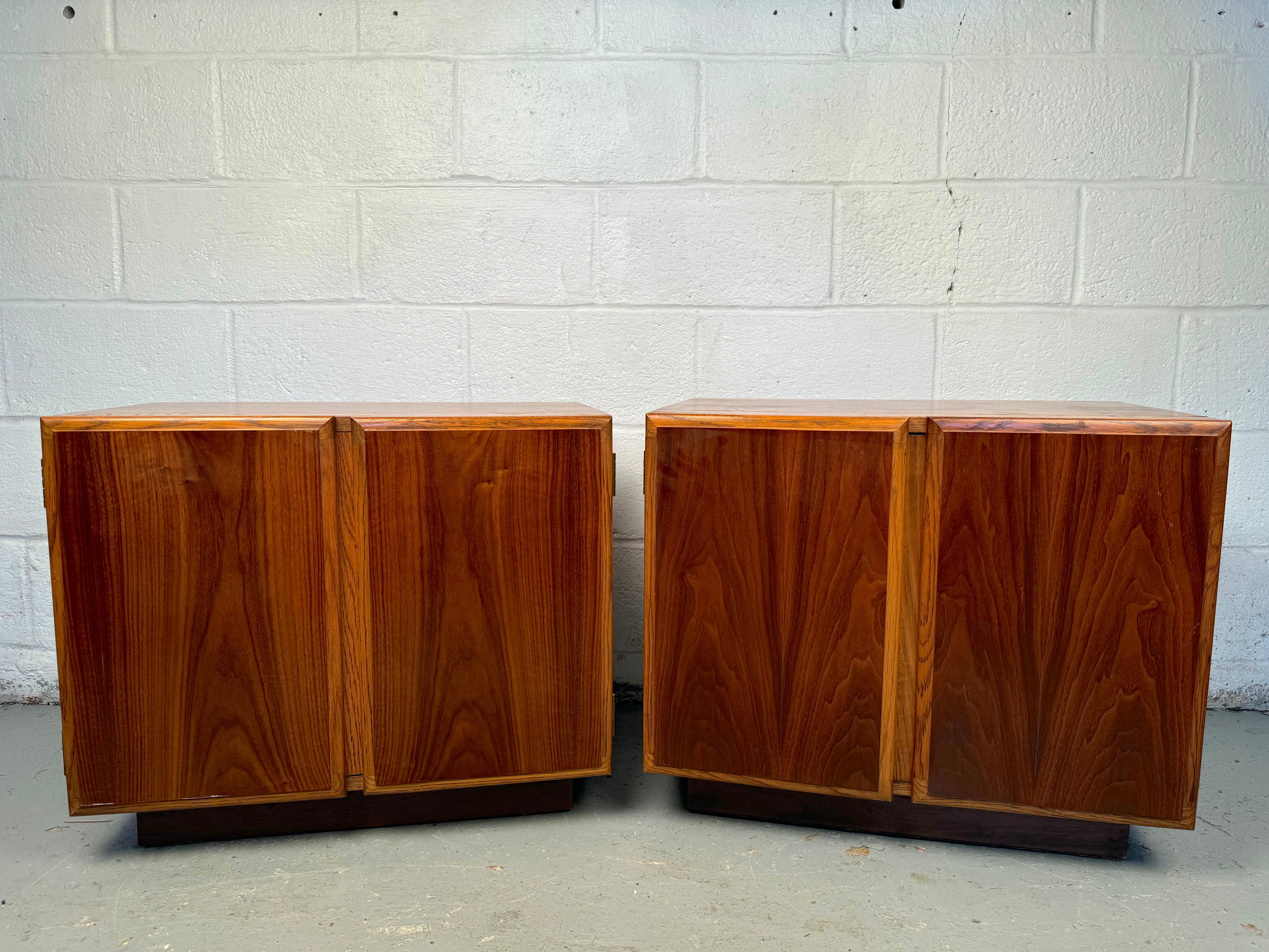 Bringen Sie einen Hauch von zeitloser Eleganz in Ihr Schlafzimmer mit diesem Lane's Mid-Century Modern Pair of Walnut Cabinet Nightstands. Diese Nachttische, die sowohl Form als auch Funktion bieten, verkörpern den klassischen Stil und die