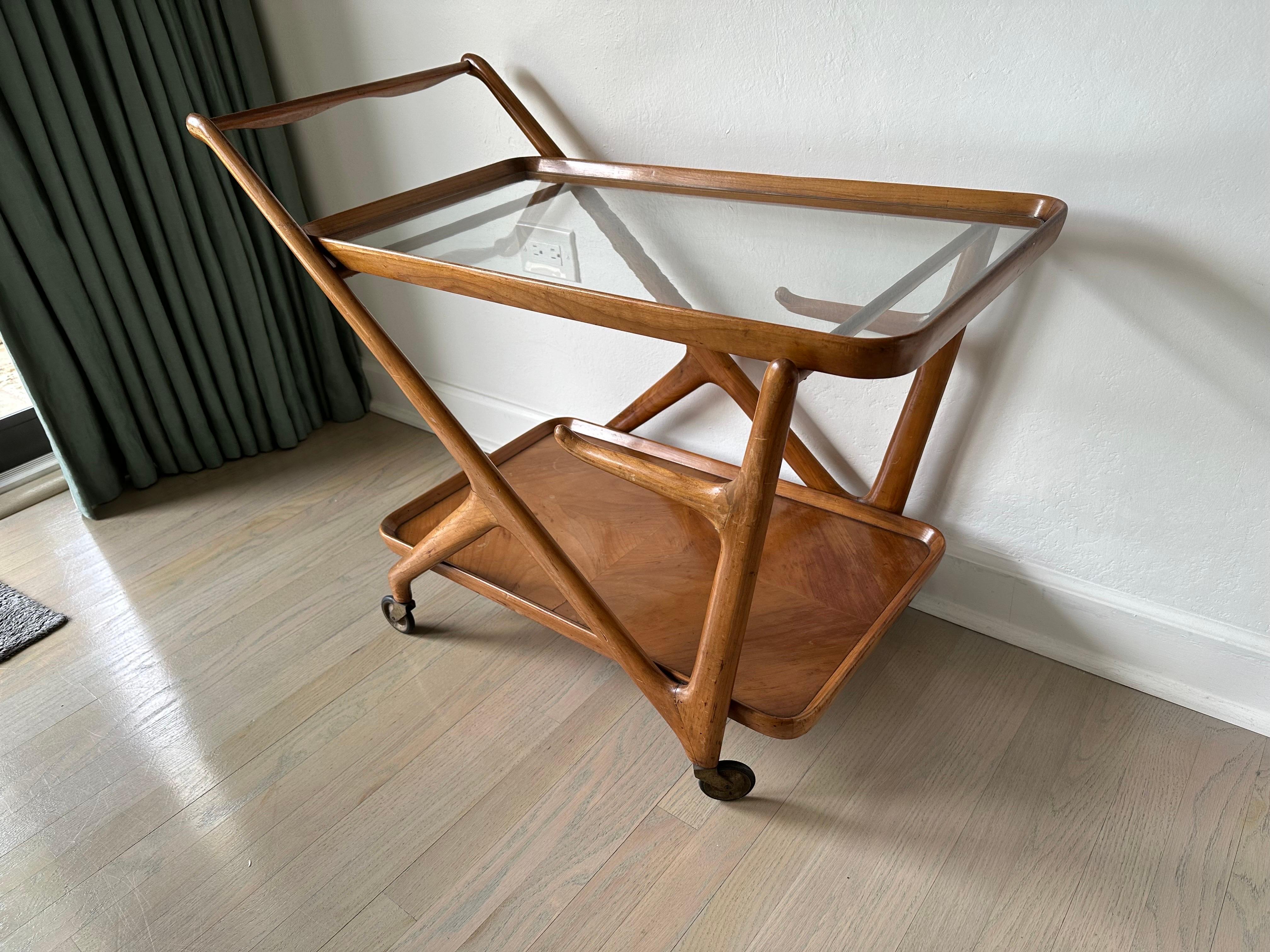 Voici un magnifique chariot de bar/chariot à thé en bois de parquet conçu par Cesar Lacca pour Cassina. Le niveau supérieur en verre et le niveau inférieur en bois, ainsi que les roues qui roulent facilement. Tous originaux ! La hauteur du niveau